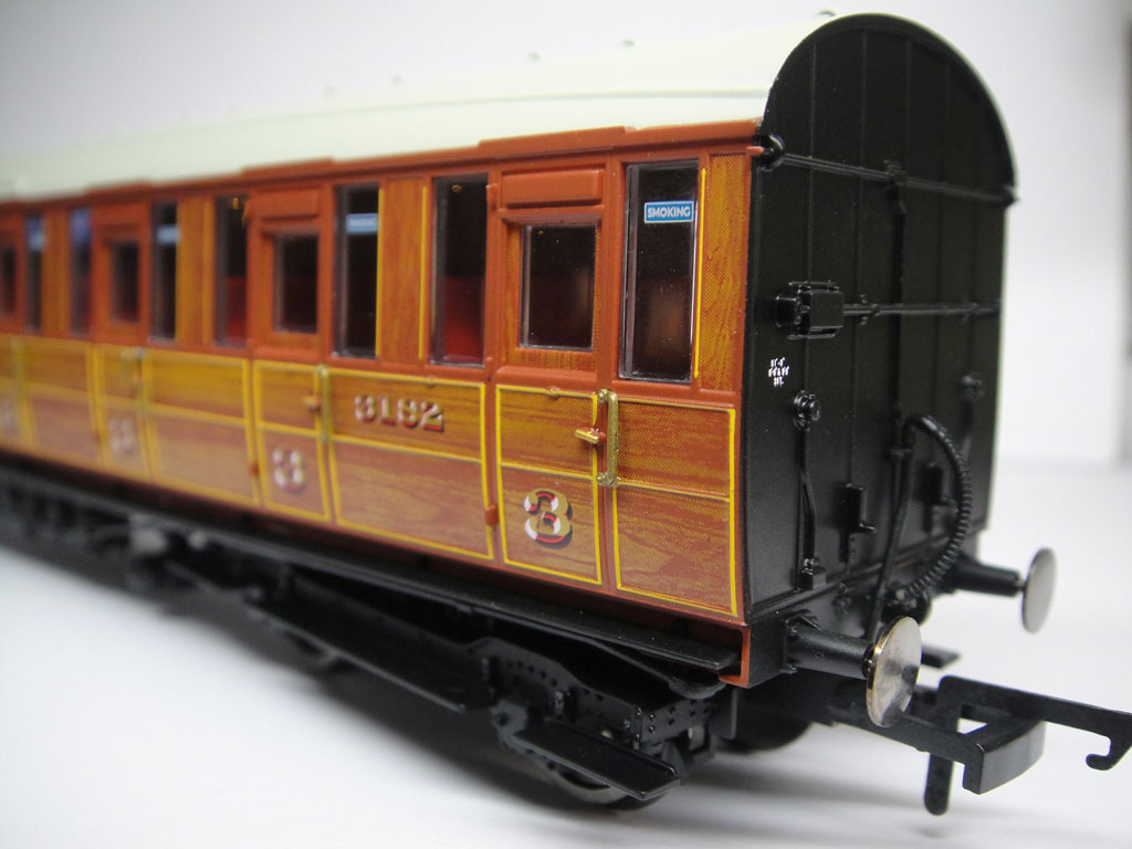 Hornby R4516 HO scale LNER Gresley Suburban 3rd 3182