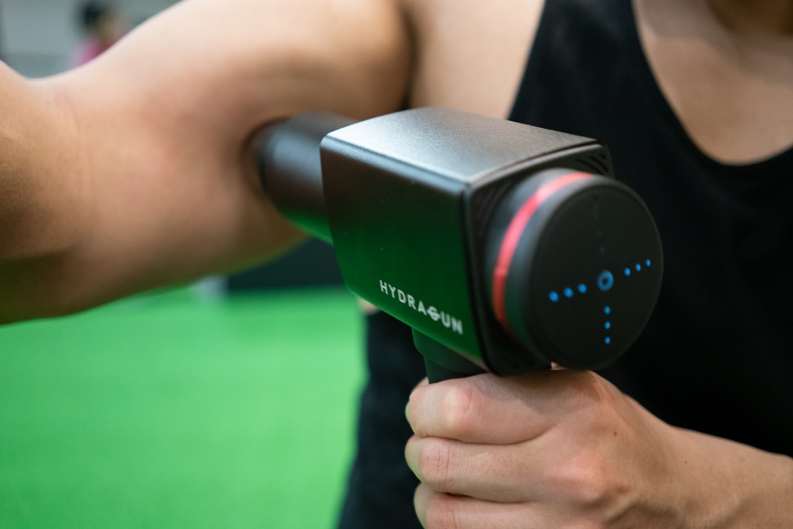 Hydragun-將按摩槍按進肌肉裡