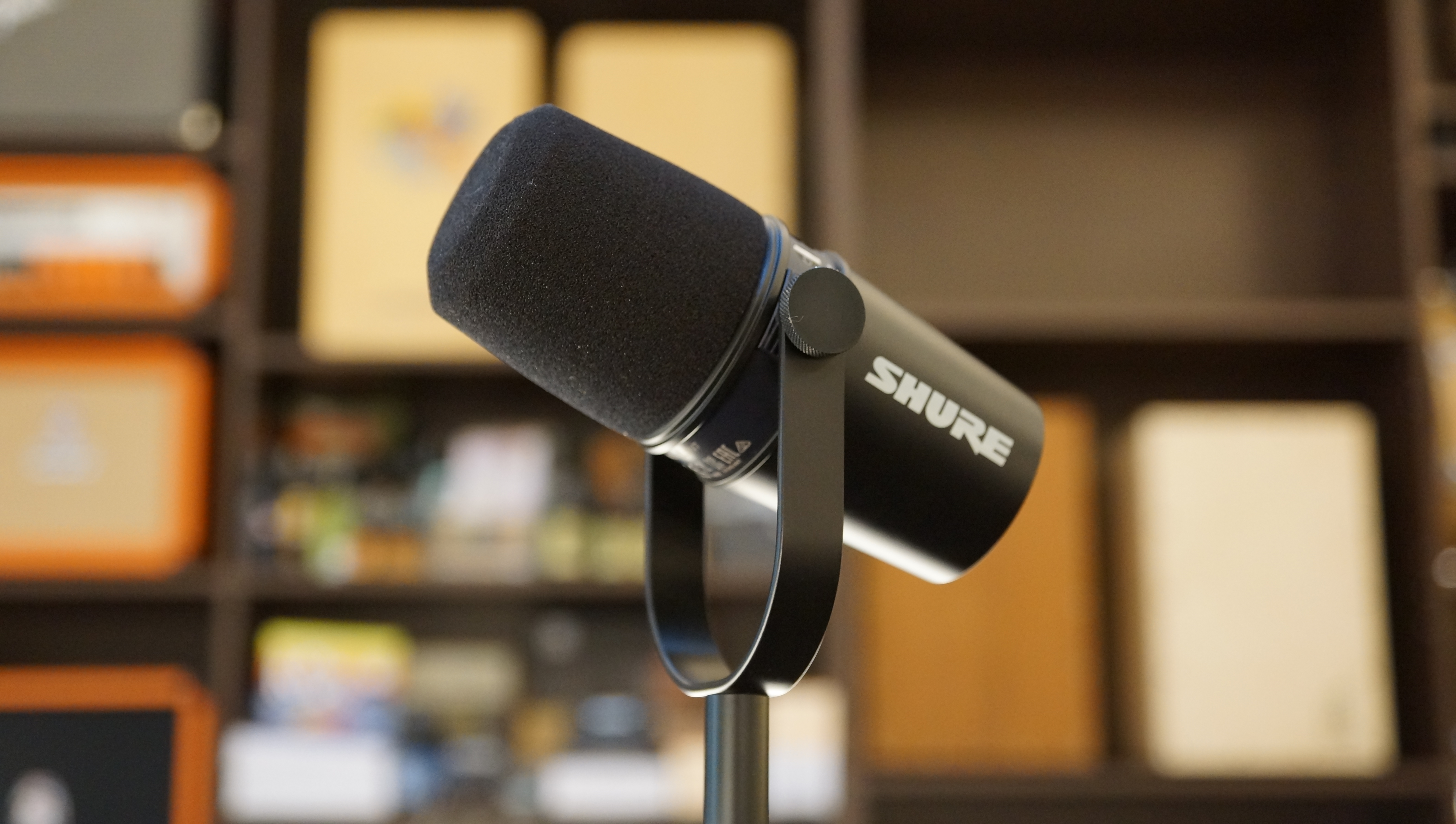 Shure SHURE MOTIV MV7 銀色/黑色 人聲專用 USB動圈式麥克風 適用於Podcast 播客、錄音、直播、演出 第 4 張圖片｜三峽麥克風