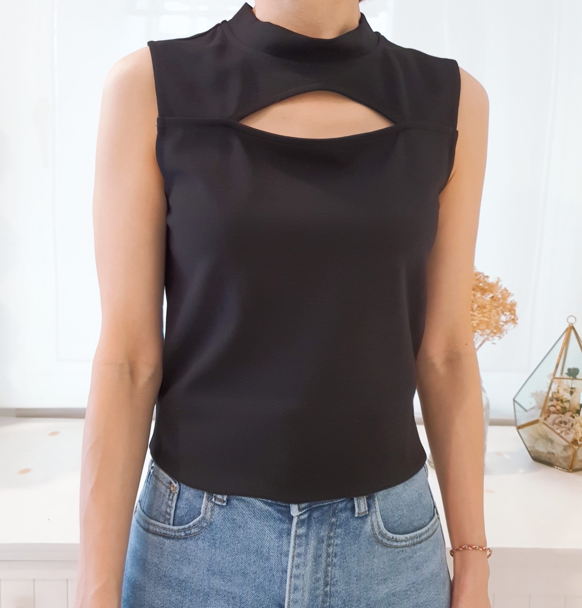 FRONT HOLE SLEEVELESS BLOUSE