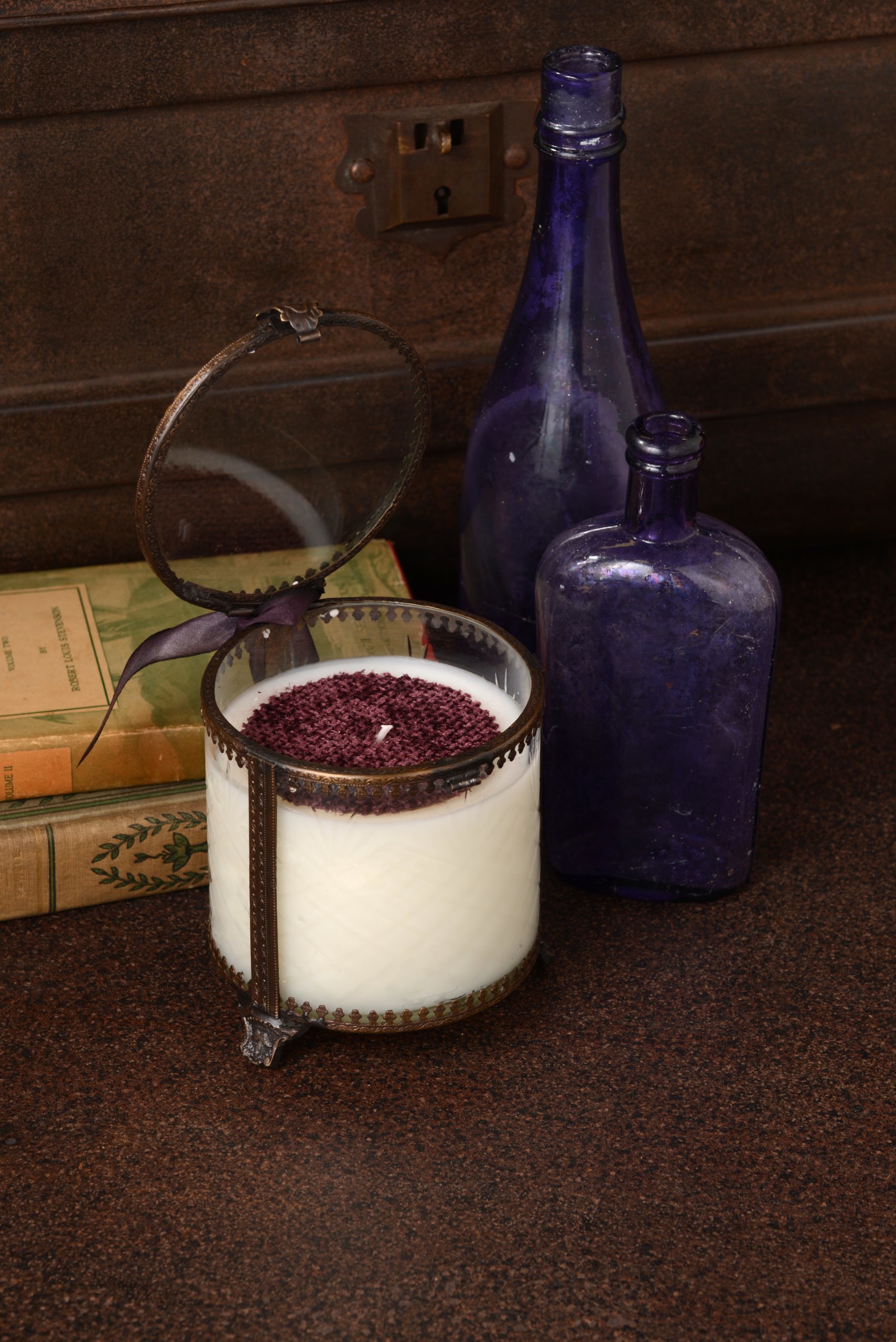 美國手工蠟燭Ginger Patchouli 廣藿香-古董雕花掀蓋玻璃盒