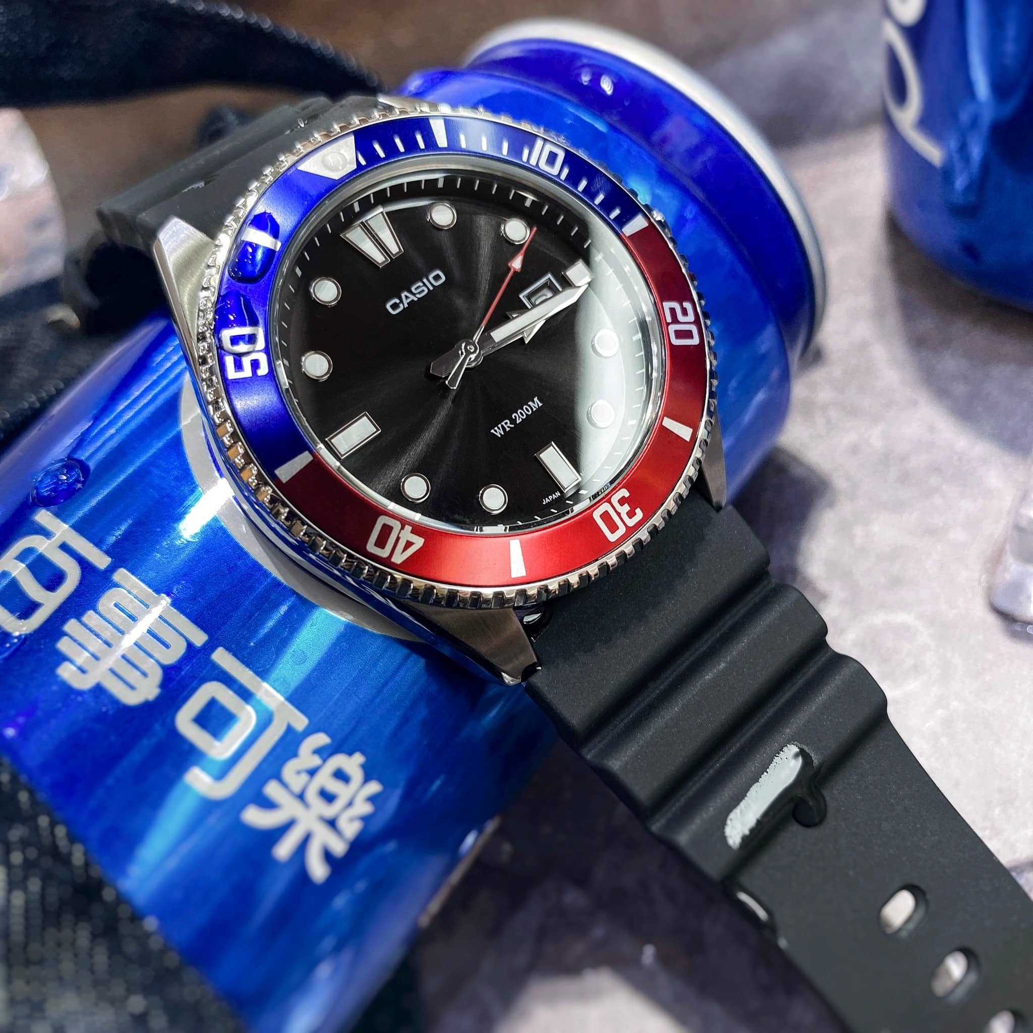 【CASIO 卡西歐】可樂錶圈 紅x藍水鬼200米防水腕錶  MDV-107-1A3 44.2mm 現代鐘錶