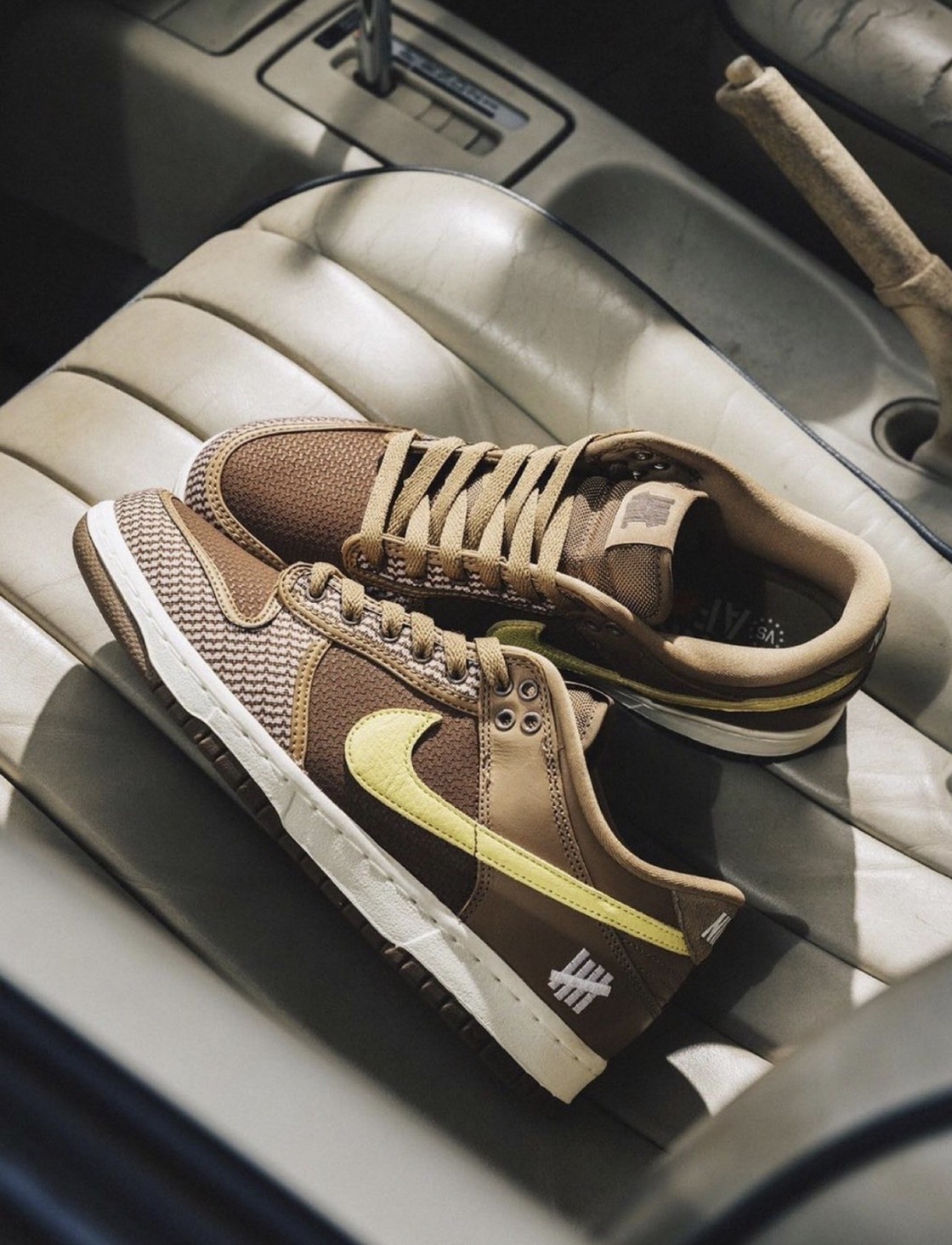 Undefeated x Nike Dunk Low SP " Inside Out" 棕黃