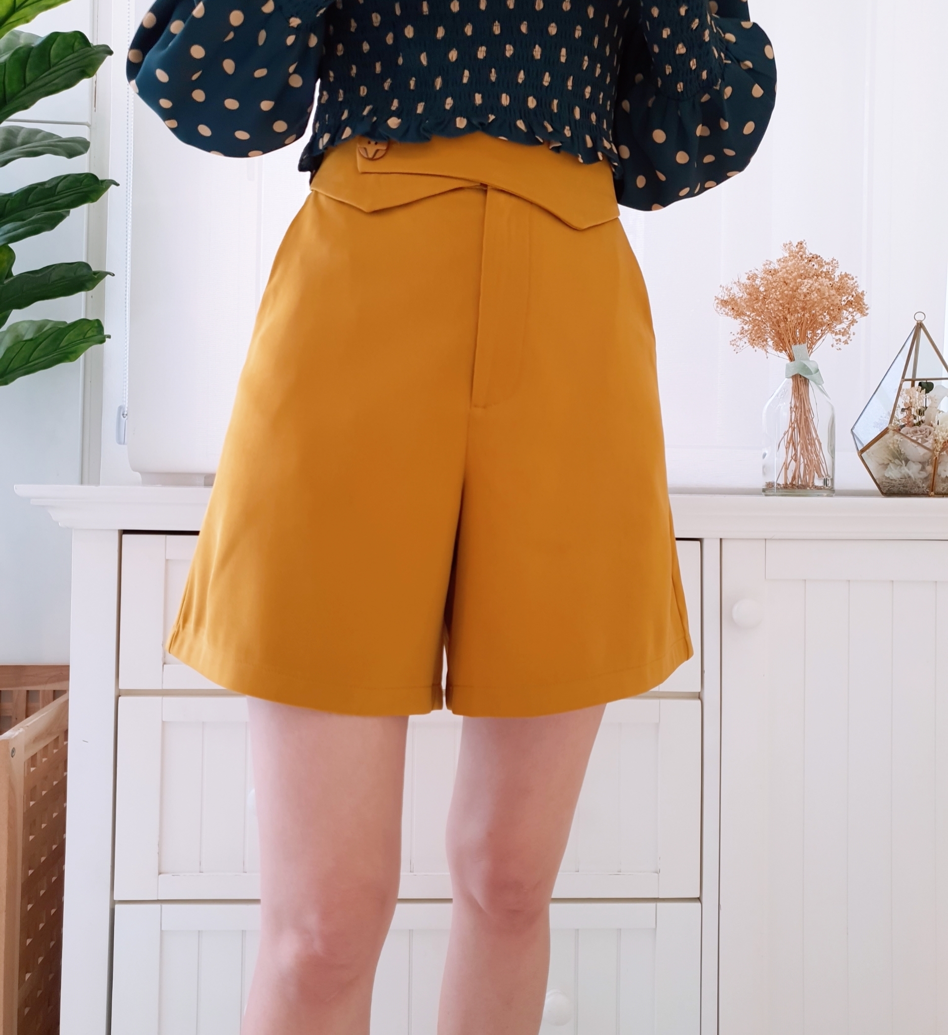 OVERLAP WAIST HALF THIGH BERMUDA