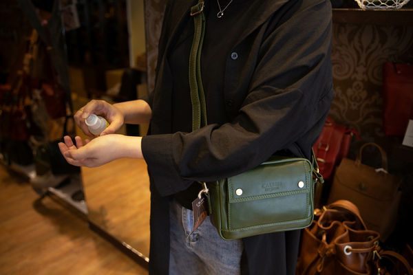 防疫時刻 caltan小姐姐幫您消毒  背著真皮綠色相機包