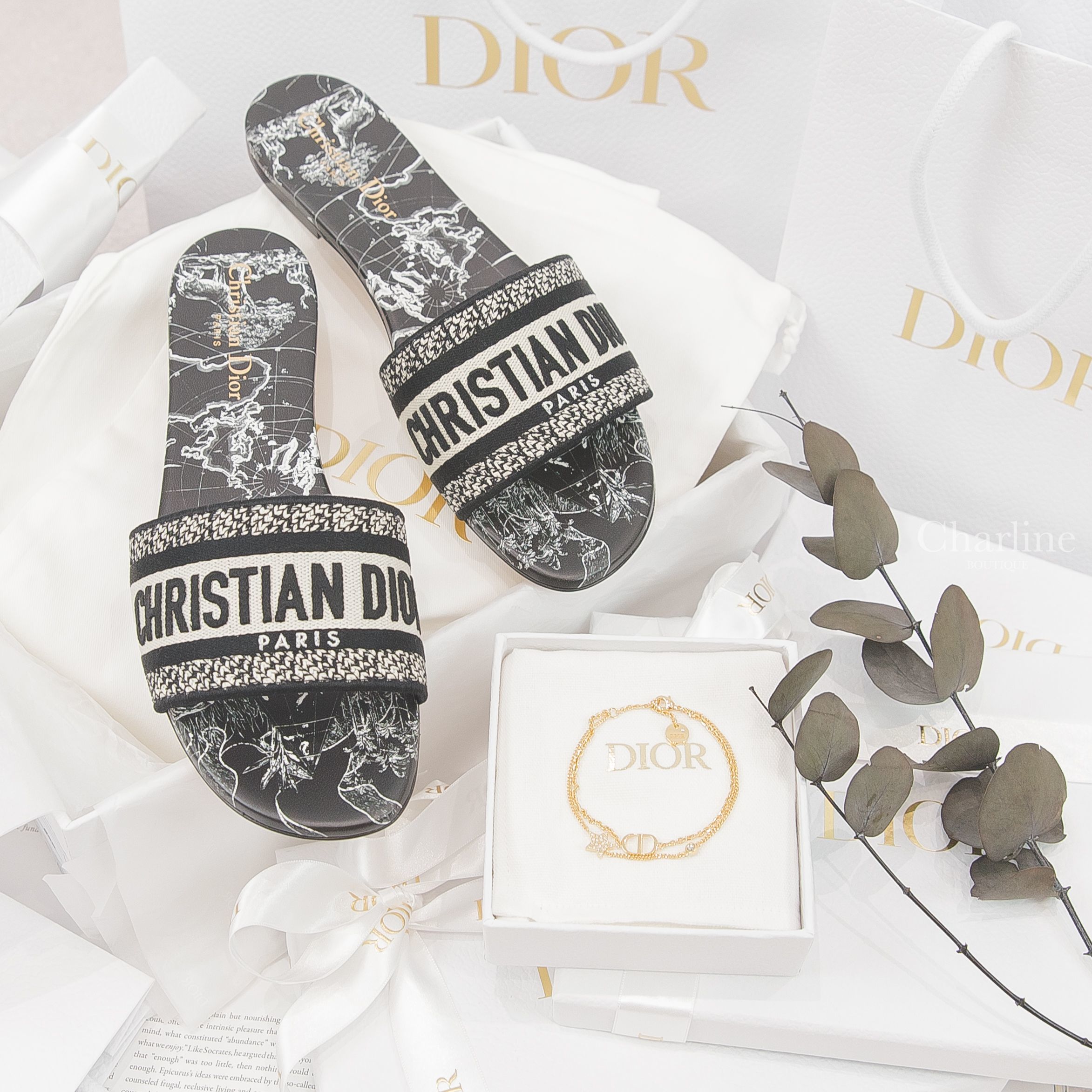 Dior Petit CD Double Bracelet 金色CD水鑽星星不對稱雙鏈條手鍊,Dior Dway Slide 黑底白色環球印花刺繡Logo平底拖鞋-Charline Boutique 精品代購