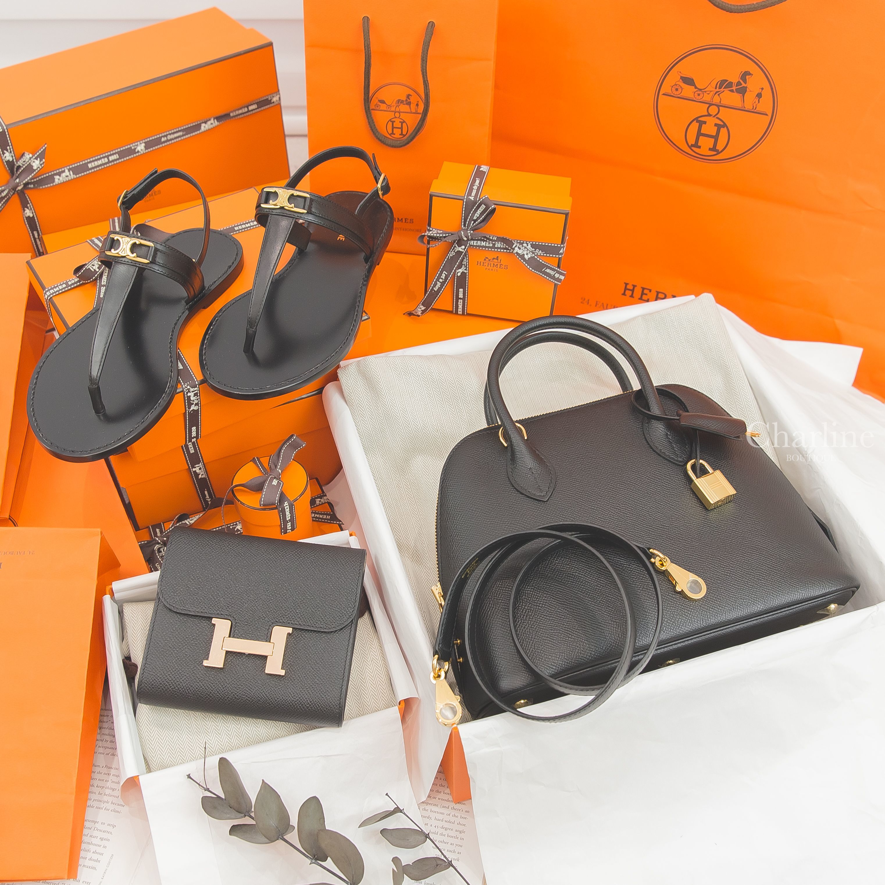Hermès Bolide 25cm 黑色金釦手提肩背包,Celine Triomphe Thong  黑色小牛皮金色凱旋門人字平底涼鞋,Hermès Constance Compact 黑色玫瑰金釦短夾-Charline Boutique 精品代購