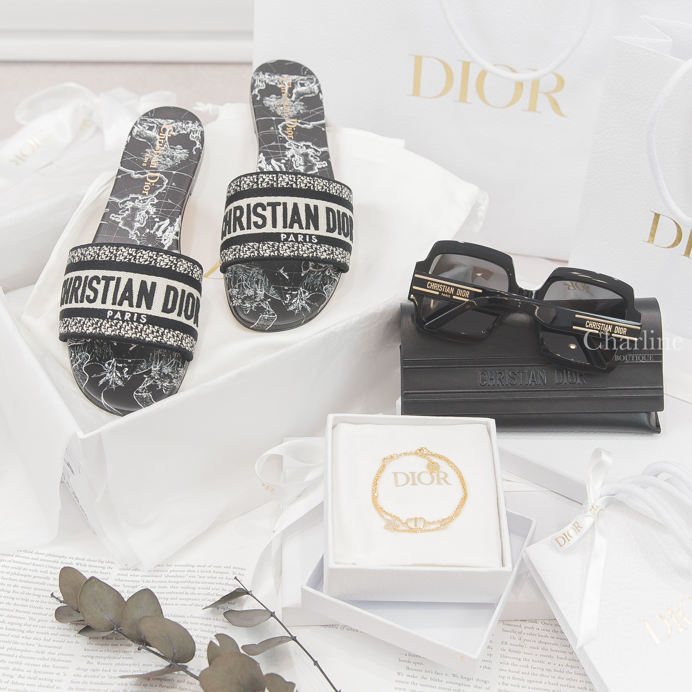 Dior Dway Slide 黑底白色環球印花刺繡Logo平底拖鞋,Dior Bracelet 金色CD水鑽星星不對稱雙鏈條手鍊,Dior Sunglasses 黑色方框側邊金色Logo太陽眼鏡-Charline Boutique 精品代購