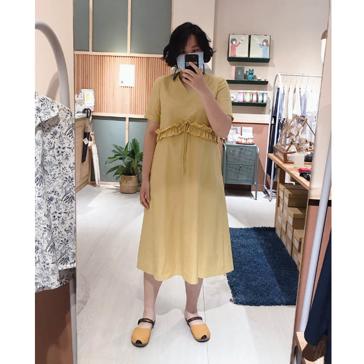 明日之花腰帶綴飾洋裝-糖蜜