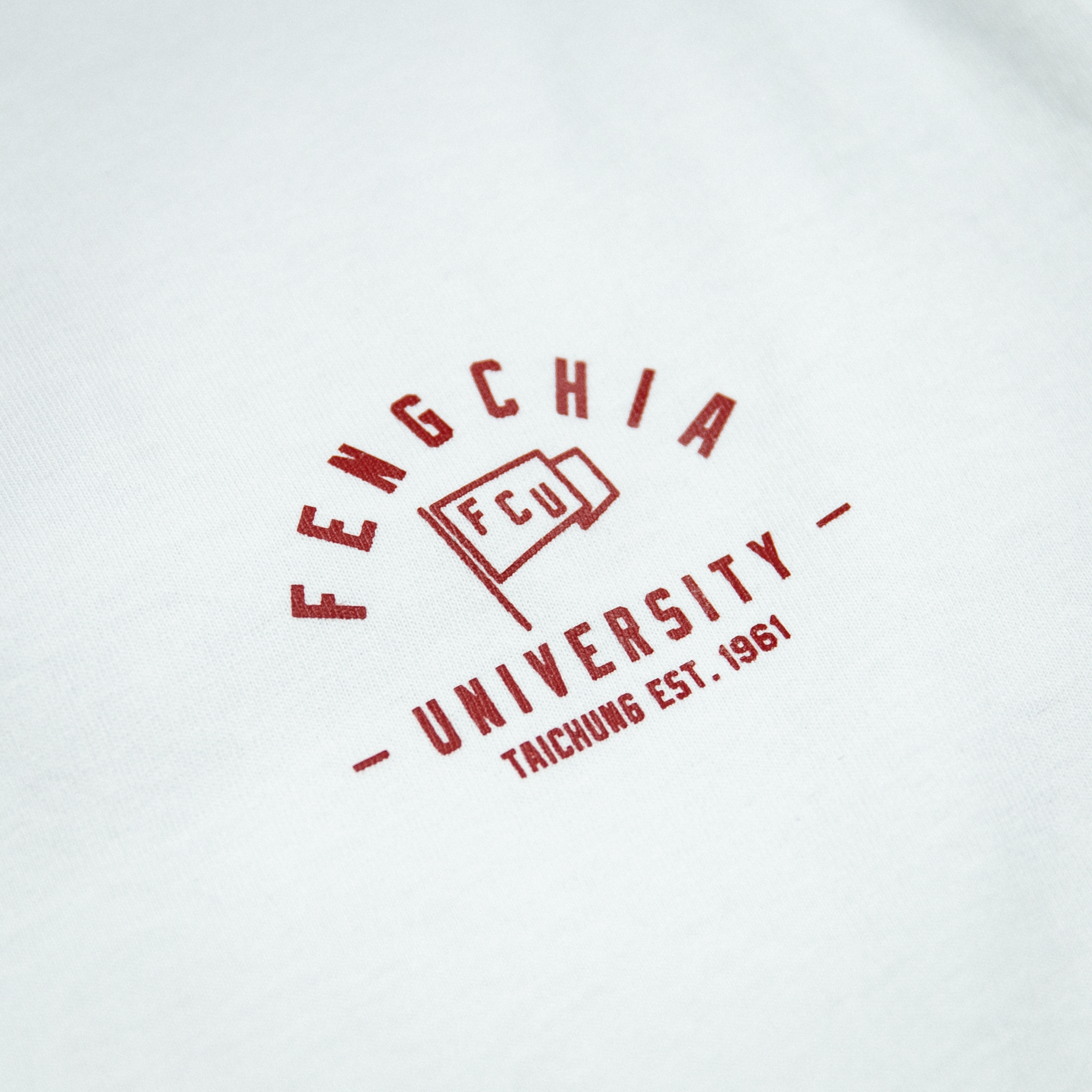 United Athle® 逢甲大學復古標誌短T (白色/紅字)
