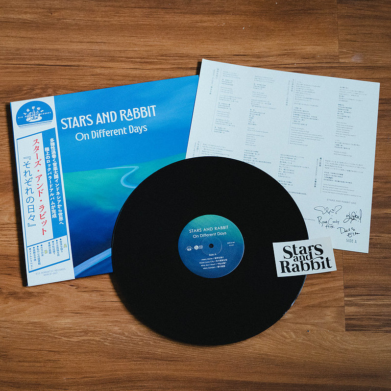 Stars and Rabbit《On Different Days》（黑膠LP + 樂團貼紙一枚）