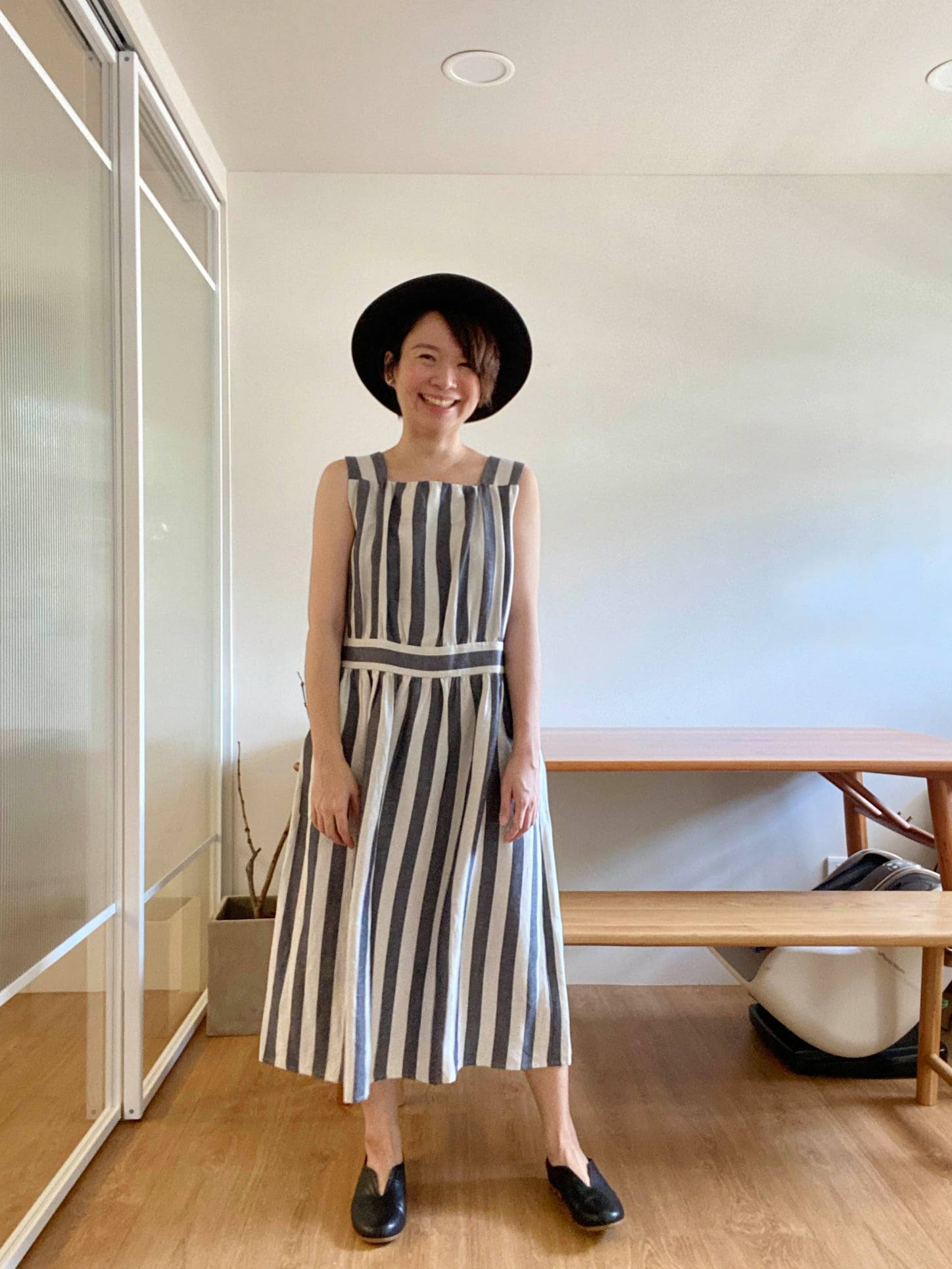 夏艾條紋輕軟寬肩洋裝-炭橡