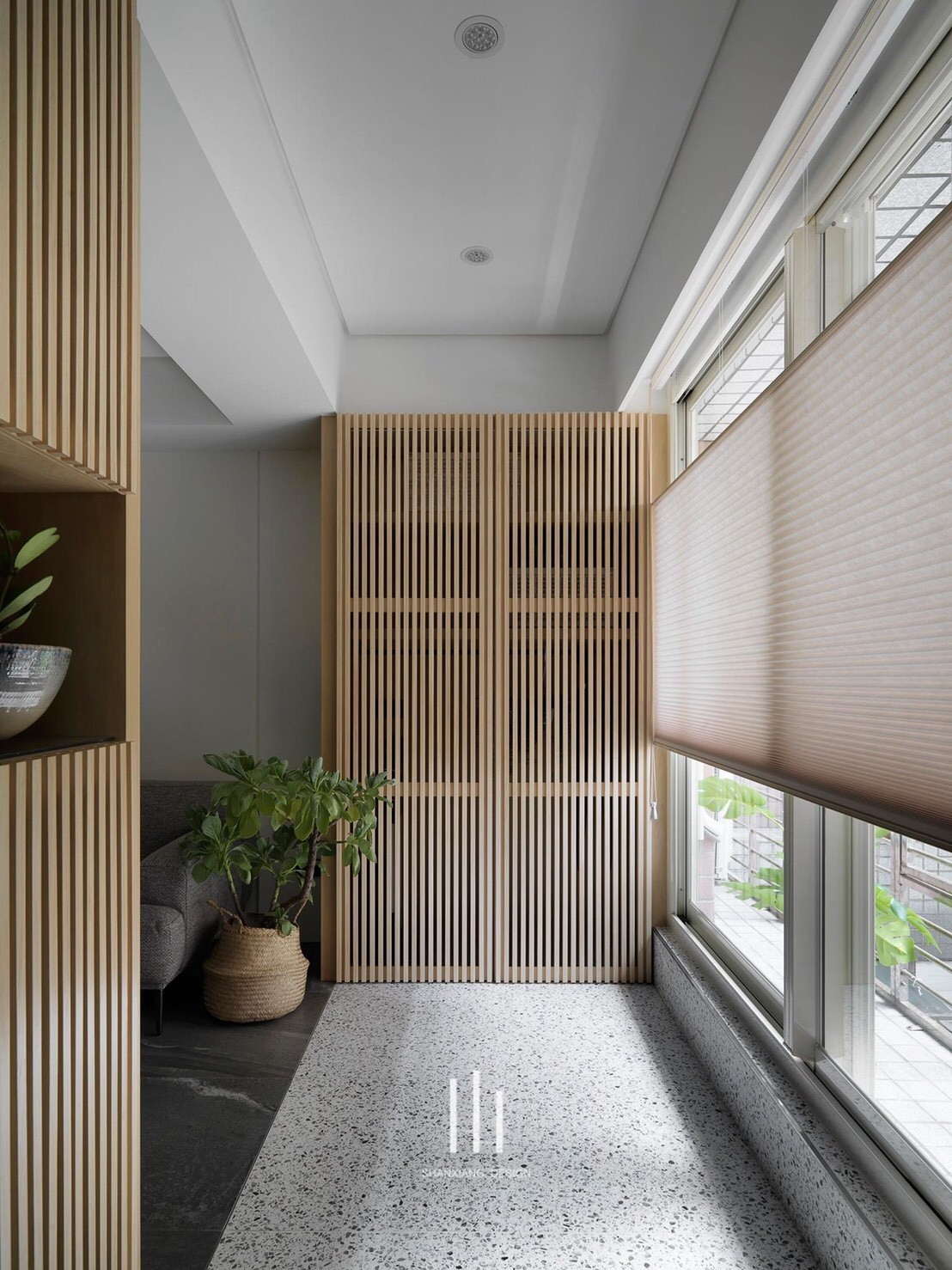 實木格柵, 玄關實木格柵, 裝飾實木格柵, 實木格柵門板, 實木格柵隱藏設計, 陽台格柵, 窗台格柵