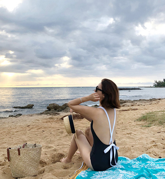 撞色綁帶 大露背泳衣