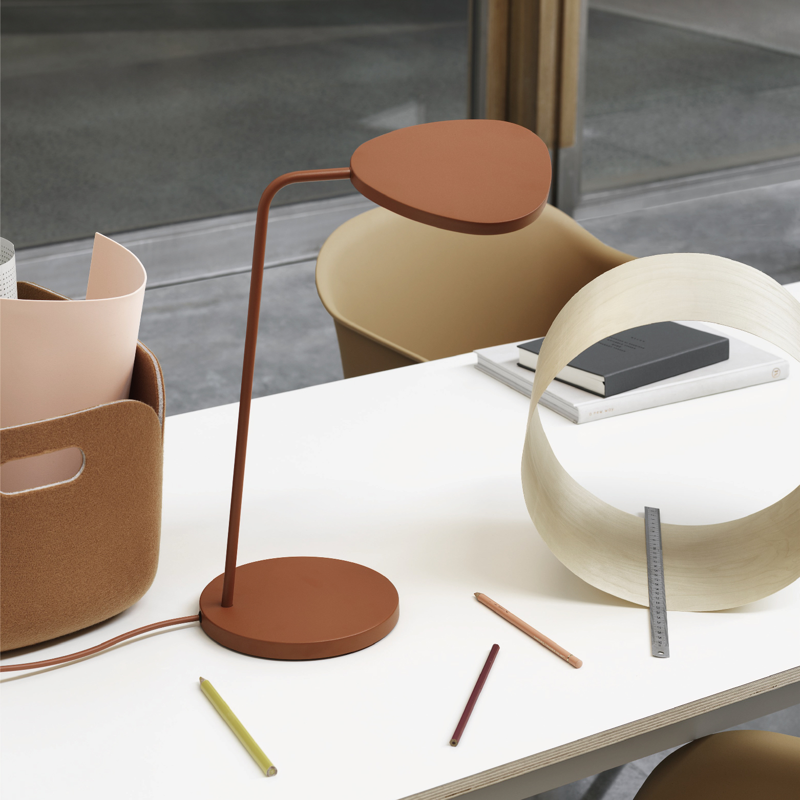 一葉知秋 / 桌燈 by Muuto