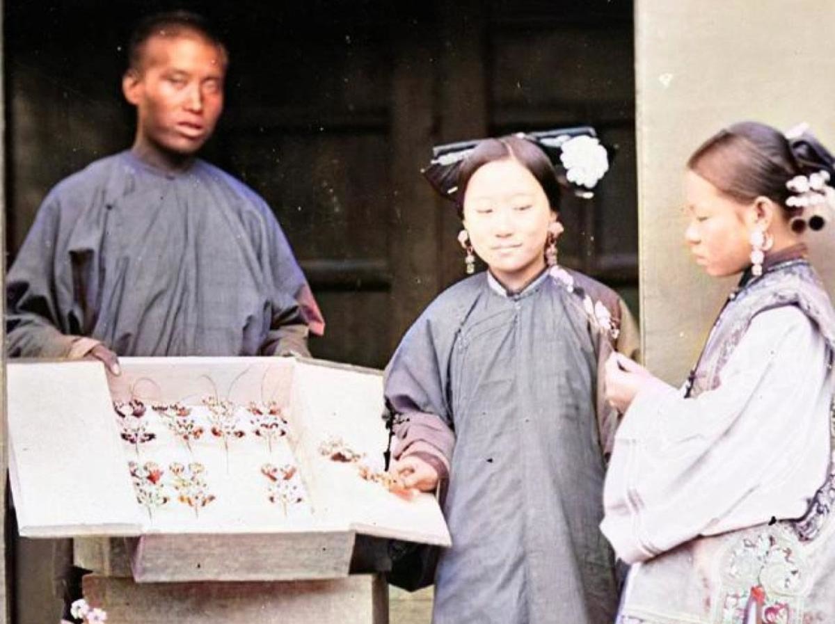 銀樓一開始由匠師在街頭販賣女孩子的髮簪、耳環和手鐲，生意壯大後就地開店，因此銀樓常見於各地商圈