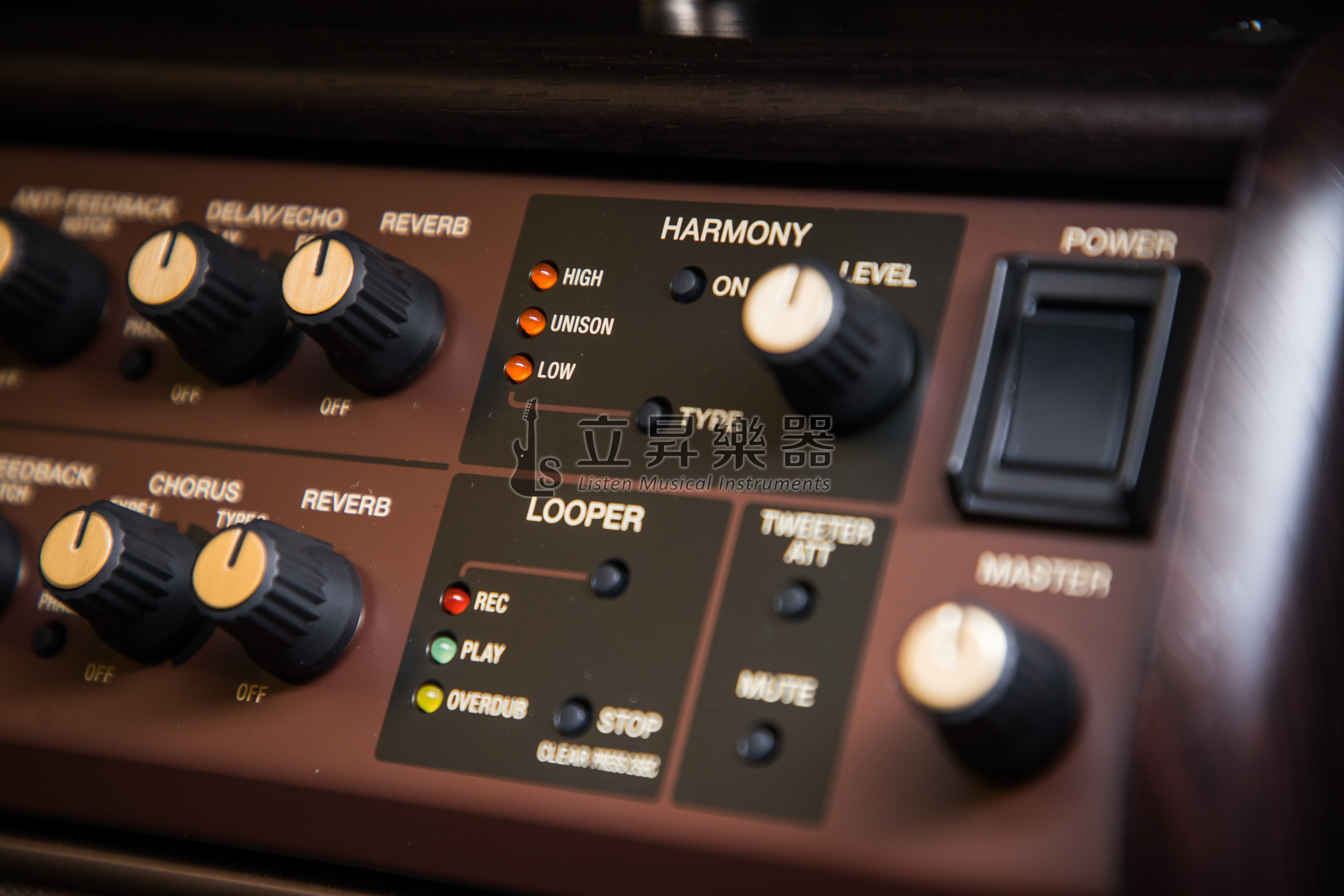 BOSS BOSS ACS-LIVE 60瓦 Acoustic Singer Live 木吉他音箱(附贈AB切換踏板) 第 3 張圖片｜三峽吉他 / Bass