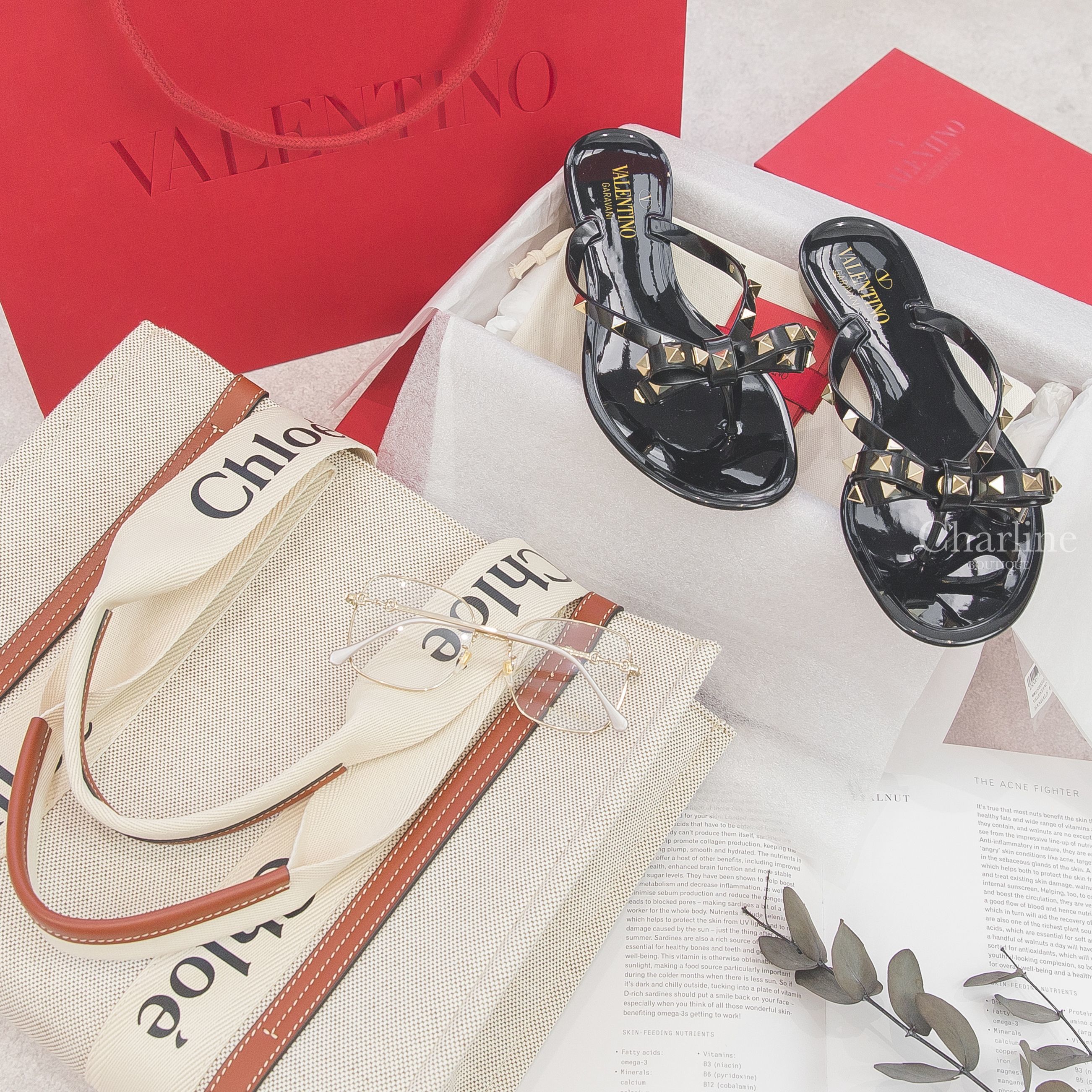 Valentino Rockstud 黑色龐克卯釘羅馬平底拖鞋,Chloe Woody Tote 米白色帆布拼棕色皮革黑Logo中型提把托特包,Gucci Glasses 金色方框側邊1955金釦平光眼鏡-Charline Boutique 精品代購