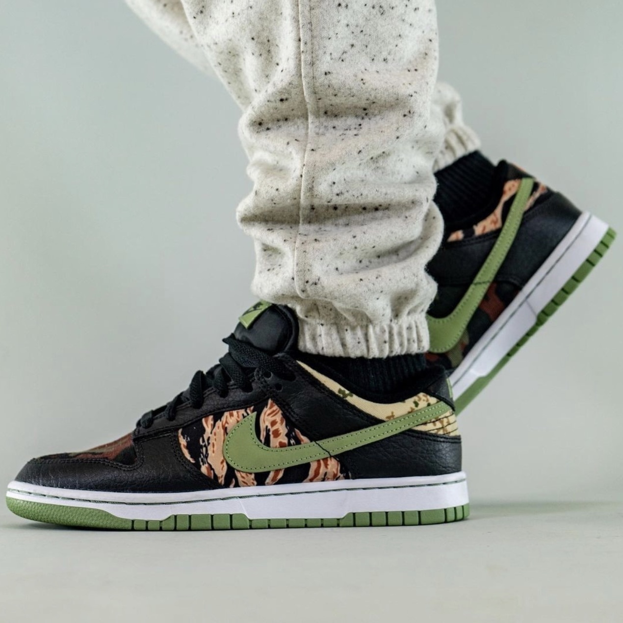 NIKE DUNK LOW SE 