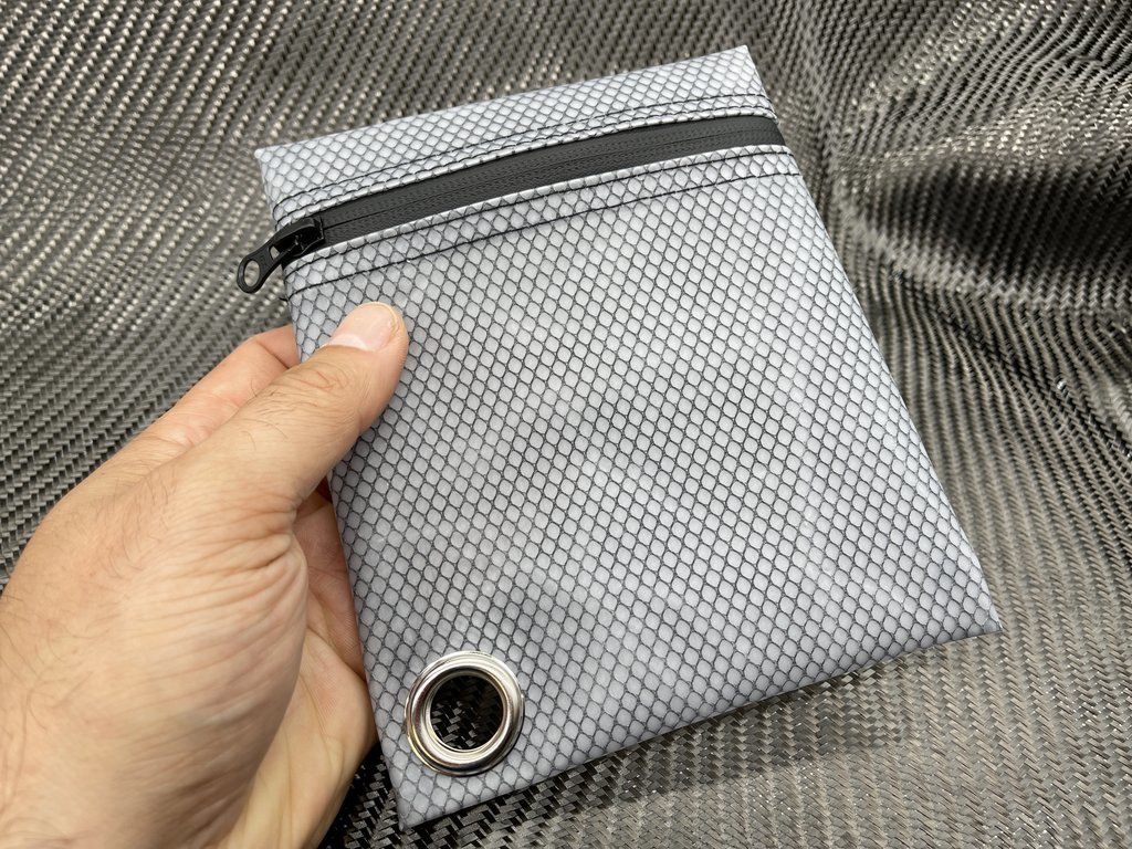 CountyComm 帶扣眼的小型 Dyneema 實用袋