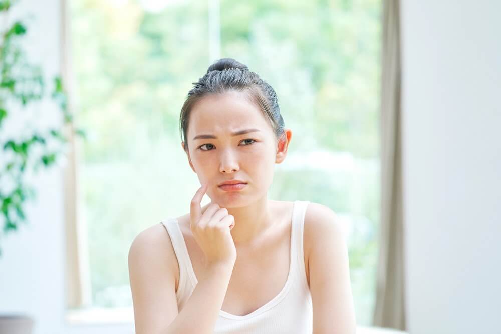 煩惱皮膚老化的女子