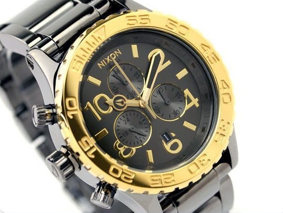 萬年鐘錶 - NIXON 尼克森 THE 42-20  CHRONO系列 亮面黑金三眼計時腕錶  A037-1228 錶徑42MM