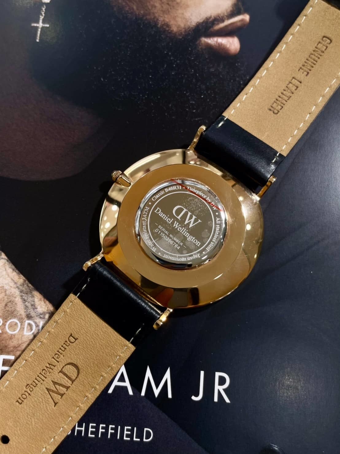 【DW Daniel Wellington】黑面玫瑰金框皮錶帶 DW00100127 40mm 現代鐘錶