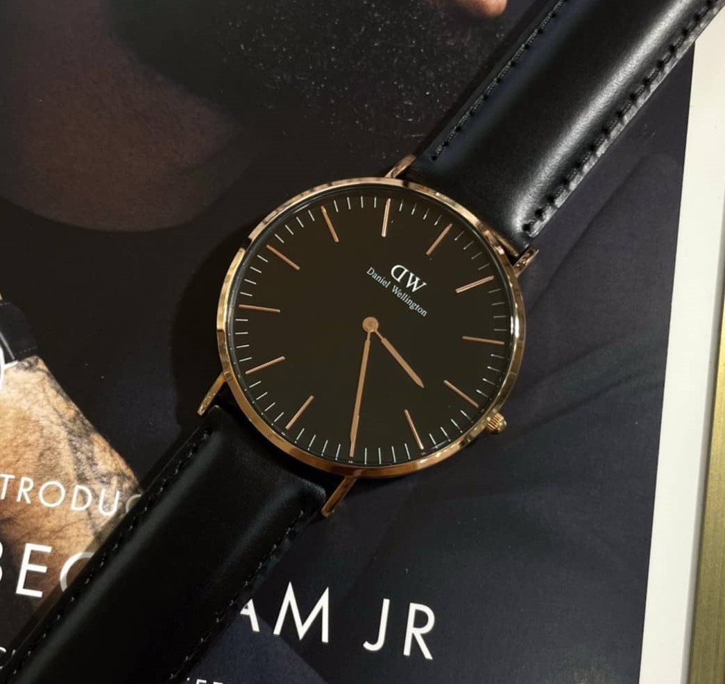 【DW Daniel Wellington】黑面玫瑰金框皮錶帶 DW00100127 40mm 現代鐘錶