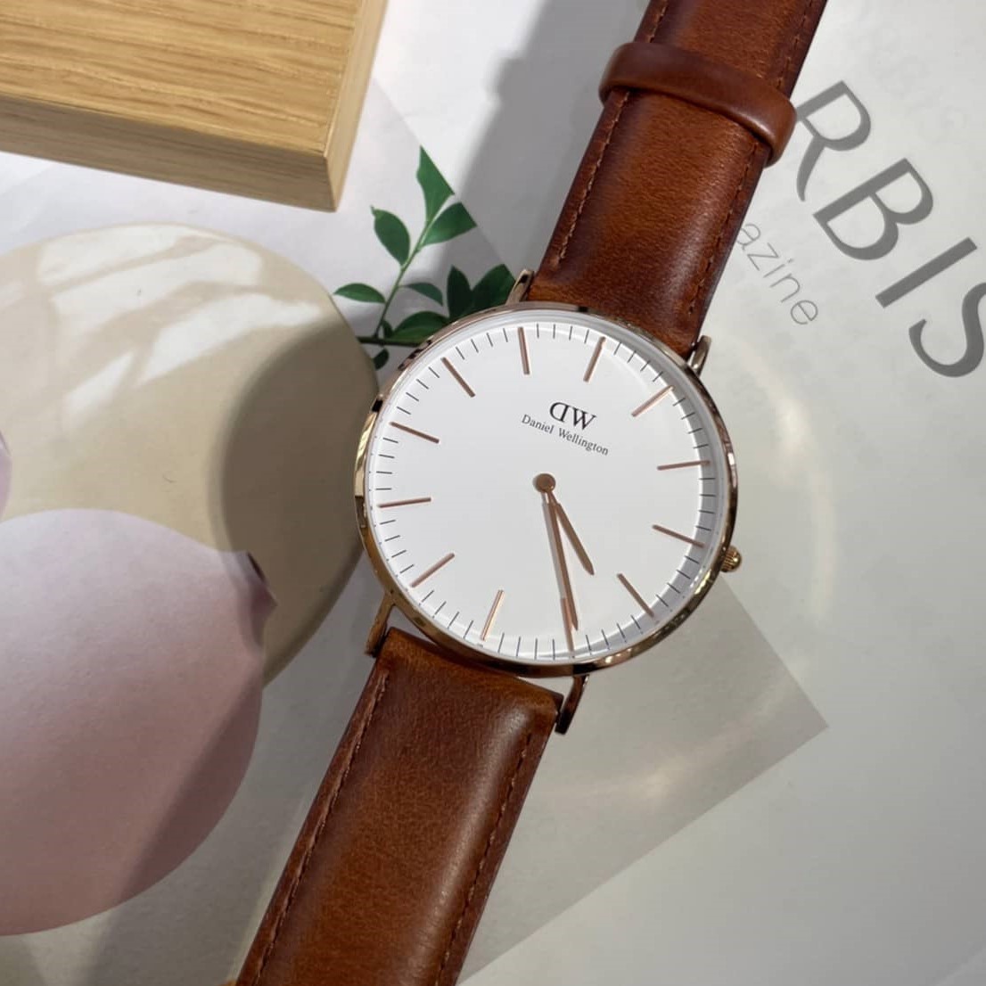 【DW Daniel Wellington】白面玫瑰金框焦糖咖錶帶 DW00100035 36mm 現代鐘錶