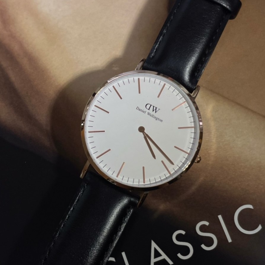 【DW Daniel Wellington】白面玫瑰金框黑皮錶帶 DW00100007 40mm 現代鐘錶