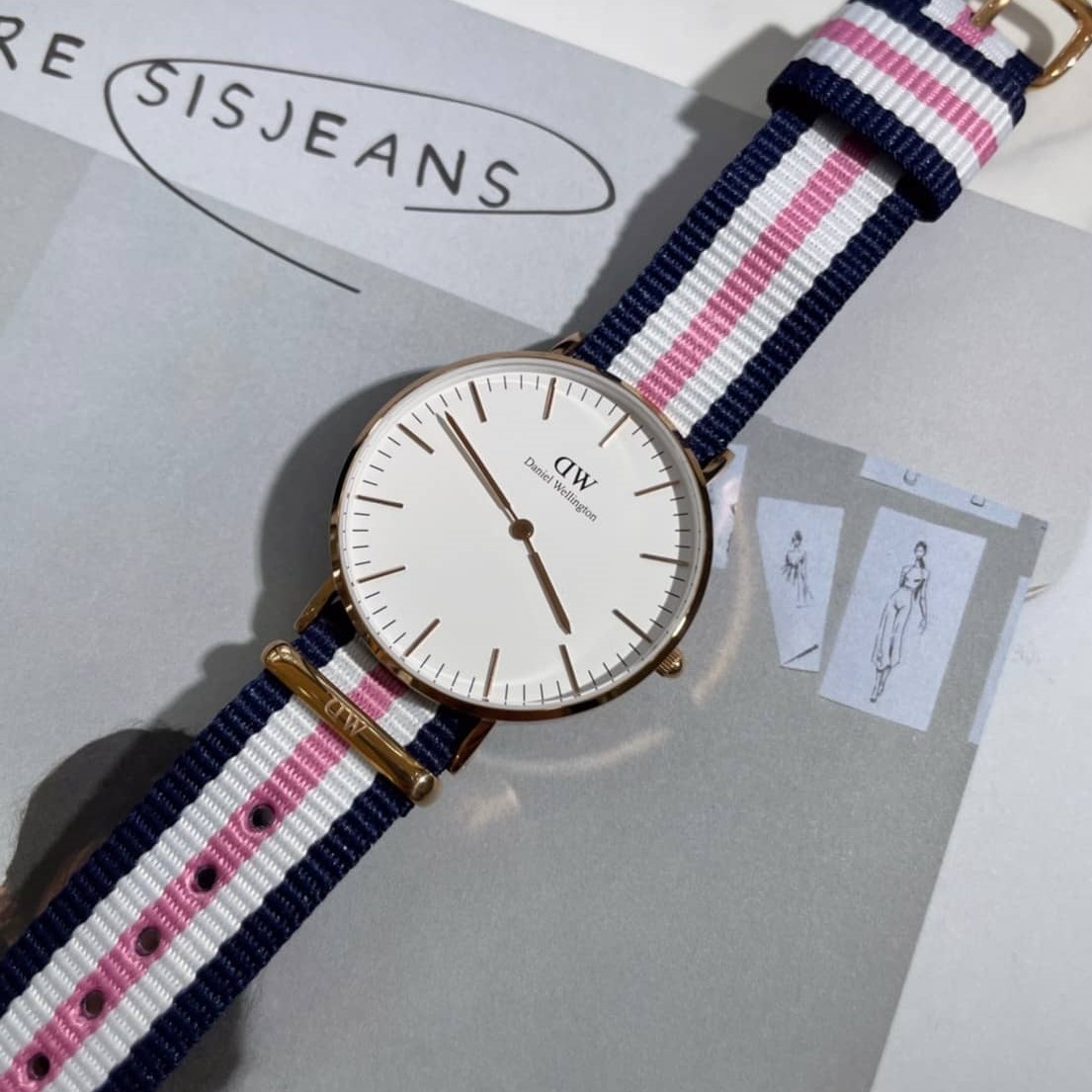 【DW Daniel Wellington】白面玫瑰金框藍白粉帆布表帶 DW00100034 36mm 現代鐘錶