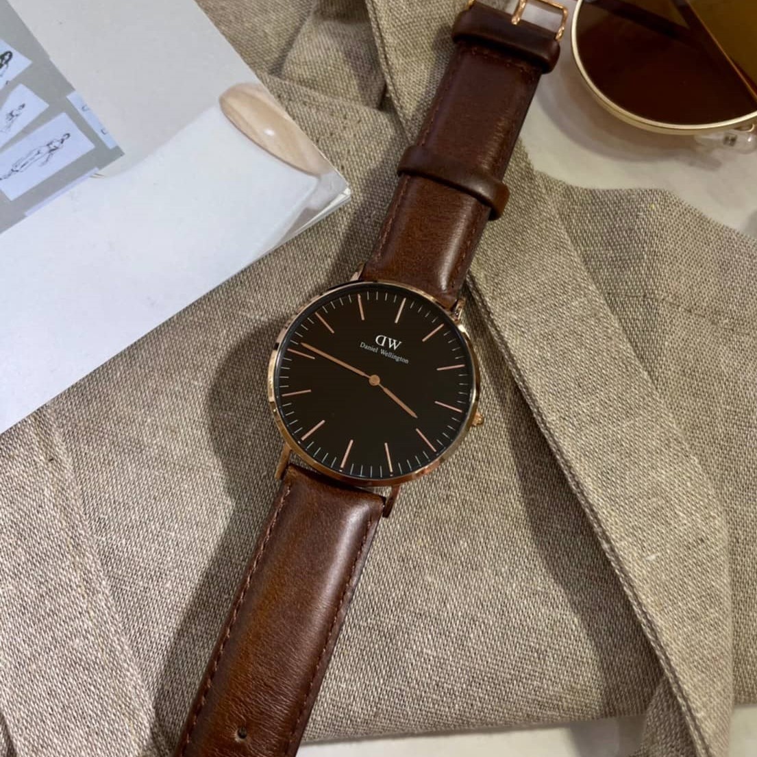 【DW Daniel Wellington】黑面玫瑰金框深咖啡色錶帶 DW00100125 40mm 現代鐘錶