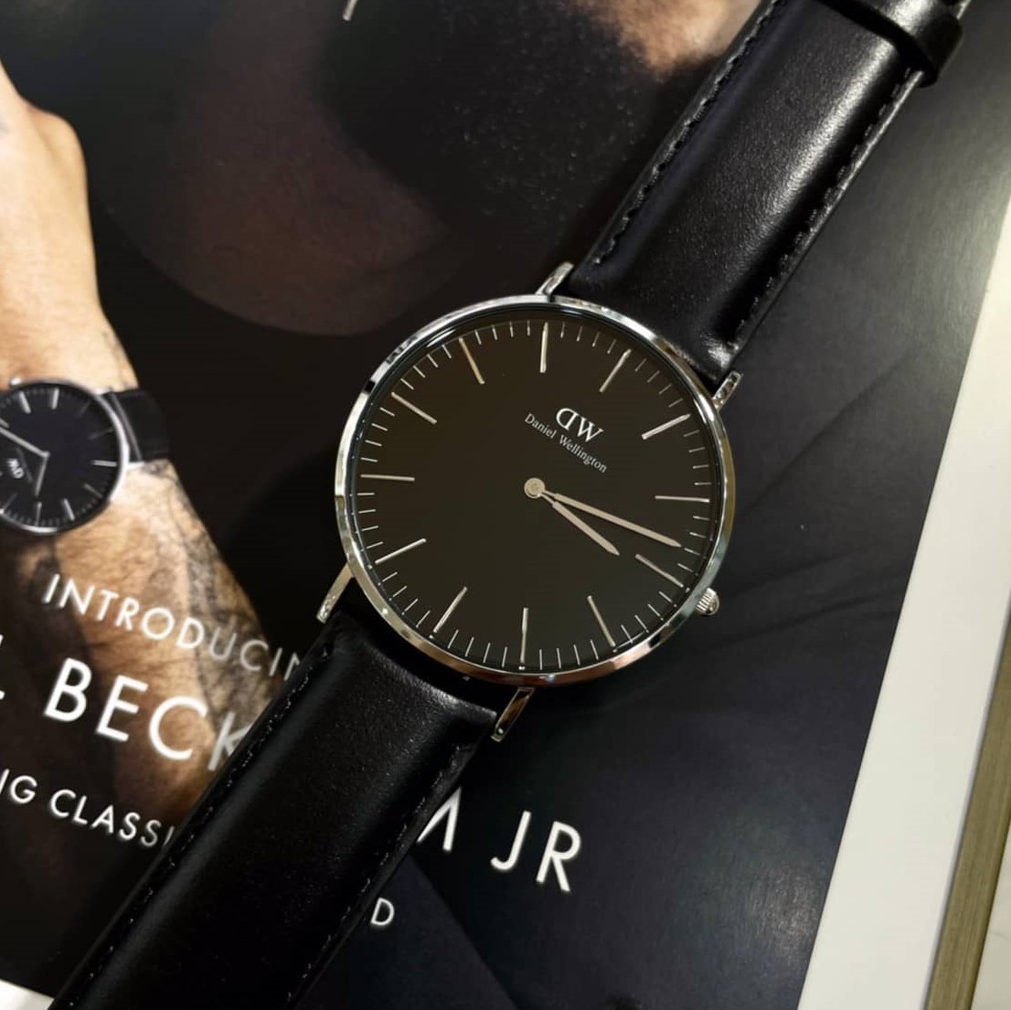 【DW Daniel Wellington】黑面銀框皮錶帶 DW00100133 40mm 現代鐘錶
