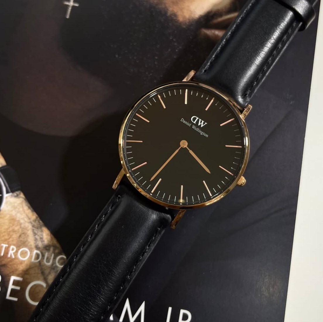 【DW Daniel Wellington】經典玫瑰金框皮革款 DW00100139(黑皮帶) 36mm 現代鐘錶
