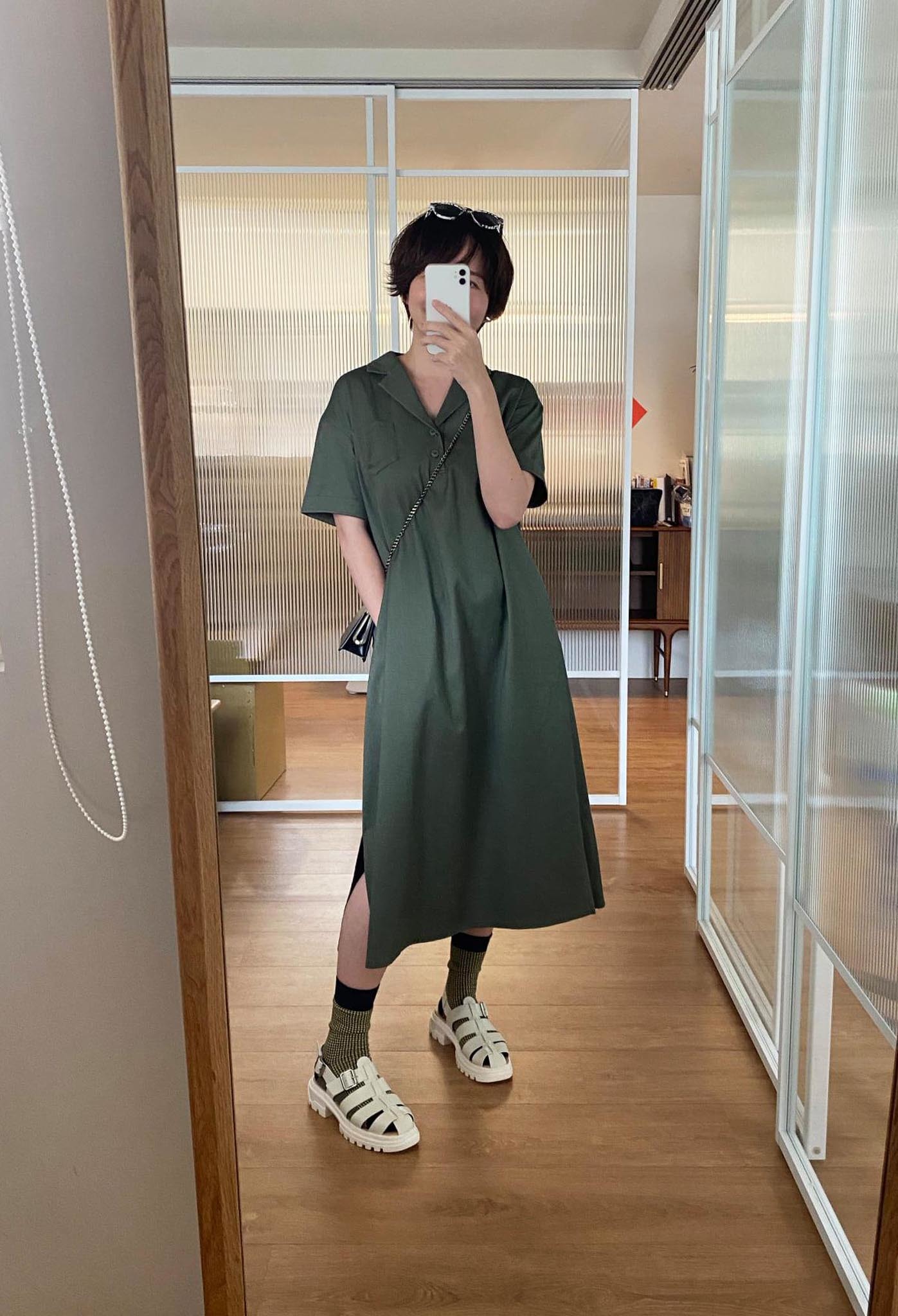 夏至安遊開襟領洋裝-茶樹