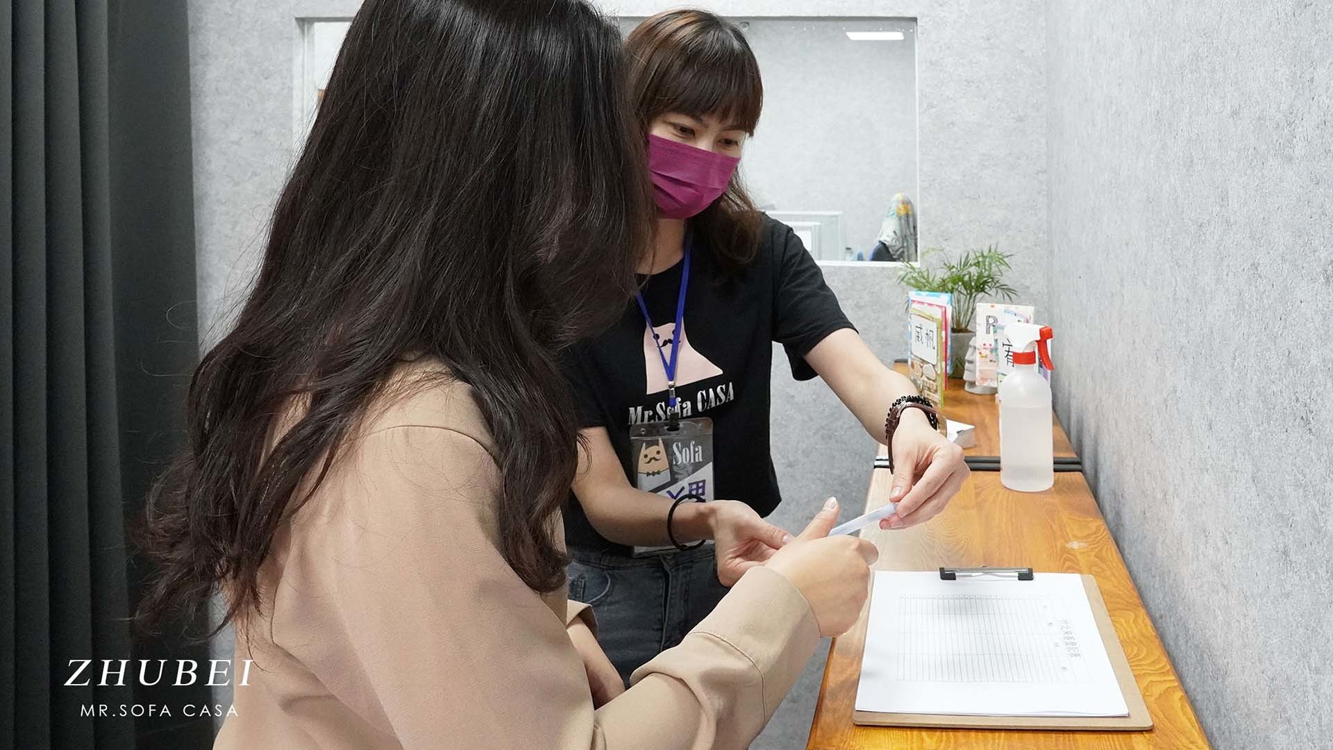 填寫資料落實實聯製以及手部噴灑酒精消毒