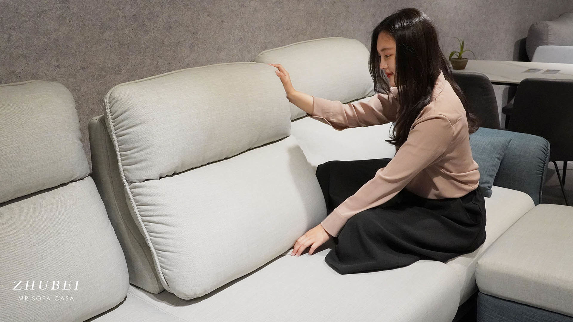 給你們看看它的功能椅背，底部有個小小拉環