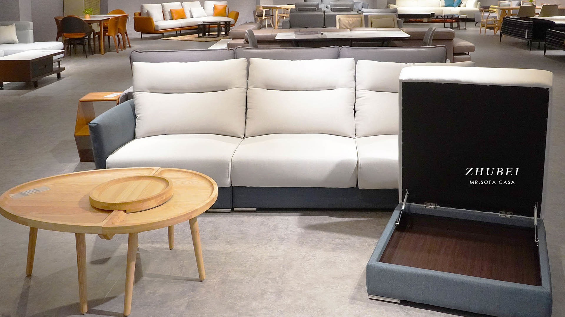 打開普羅沙發腳椅，你會發現裡面暗藏著一個不小的收納空間