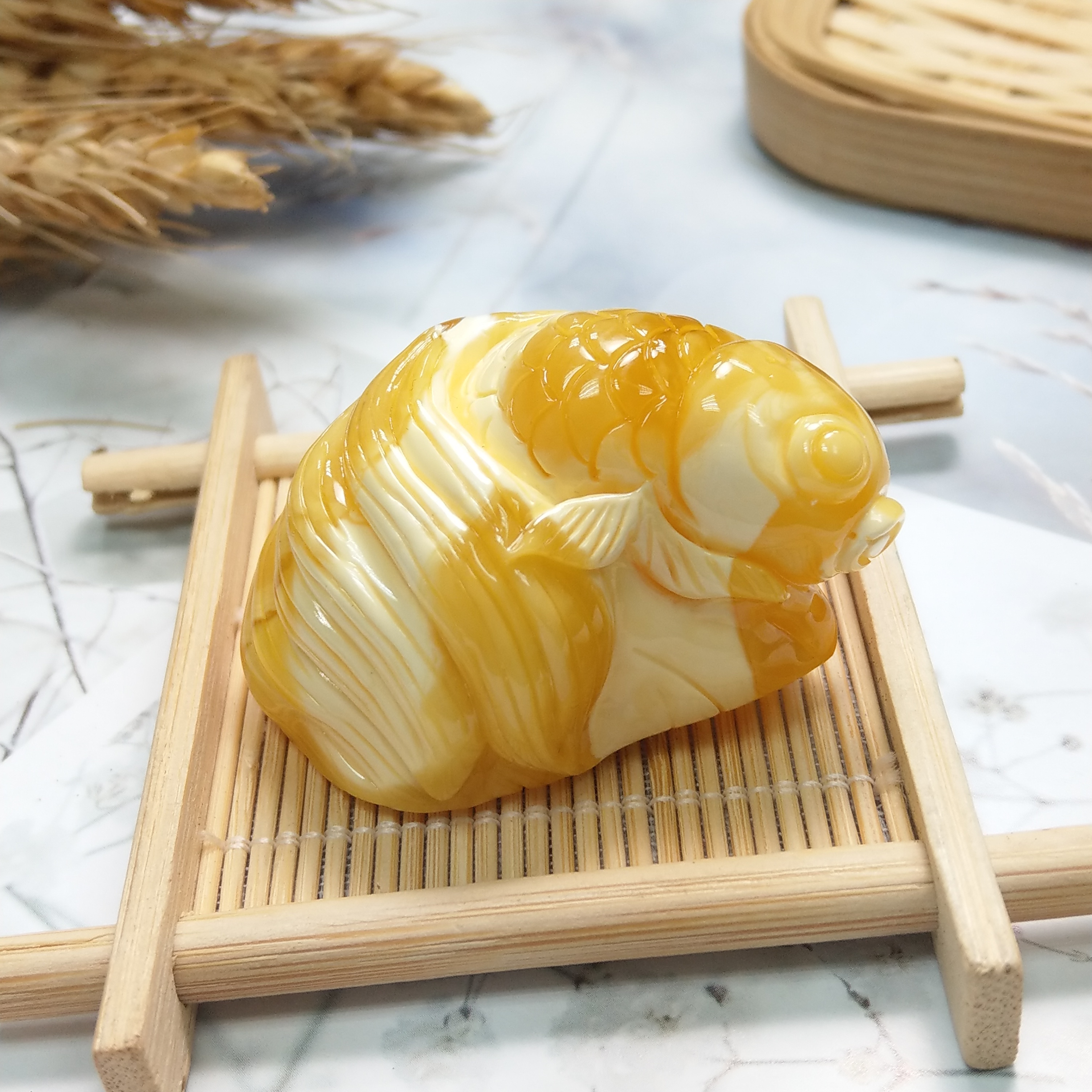 收藏款3A天然俄羅斯高白花蜜蠟帶妖孽紋立體金魚掛擺件