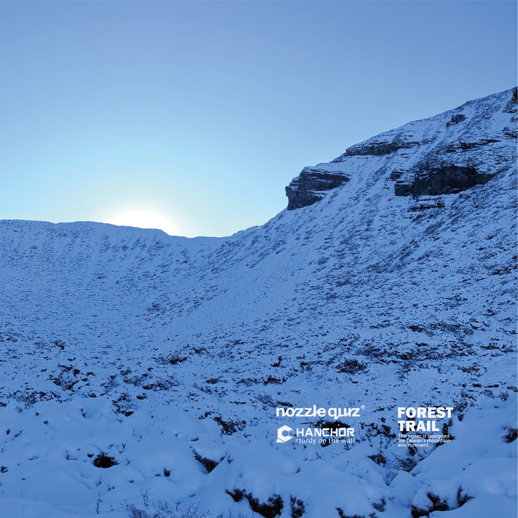 延續2020年8月與 HANCHOR 合作的美麗諾羊毛登山襪系列產品，推出詢問度極高的黑色等高線款，一貫的潮濕亞熱帶氣候登山需求考量。本次邀請到人氣山系穿搭 KOL “4.hsun”仕勛來替我們演繹一番。