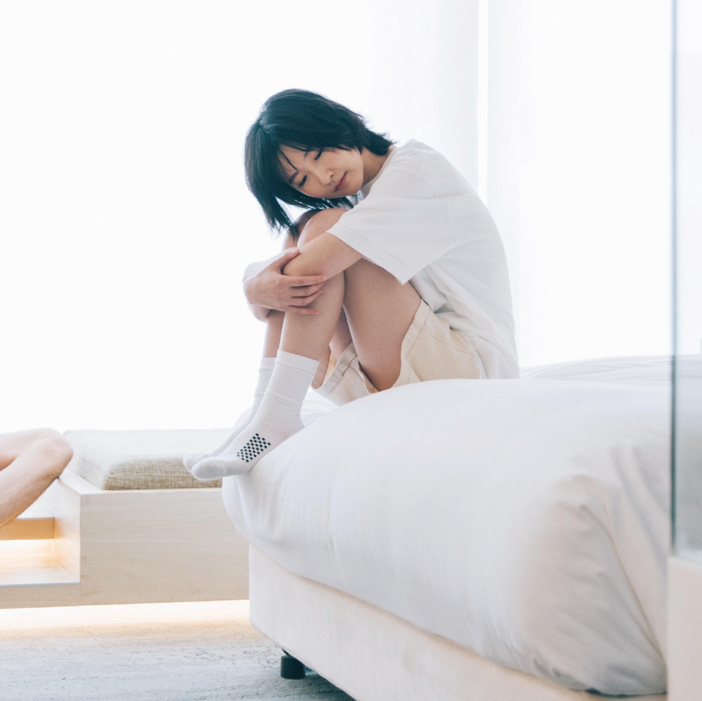 WHITEROCK 品牌概念 —— 解決你生活風格的一切所需，延伸出「WHITEROCK HOTEL」的旅店企劃，包含素面 T-Shirt (Tee)、零錢包、原子筆、衣架等穿戴配件與家居隨身配件。