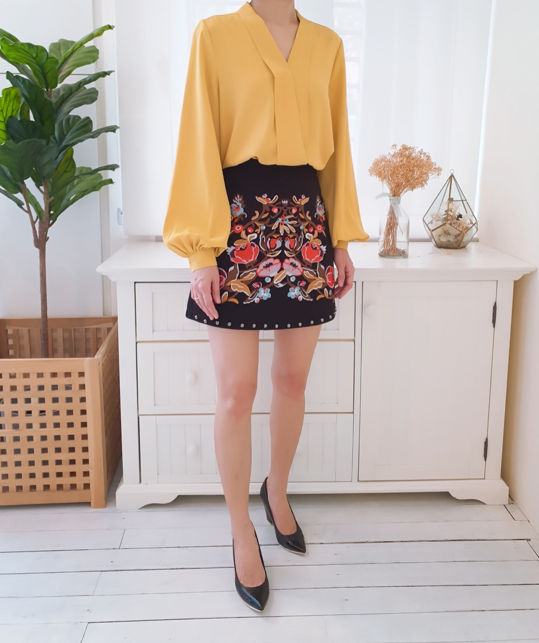 EMBROIDERY SOLID SHORT SKIRT