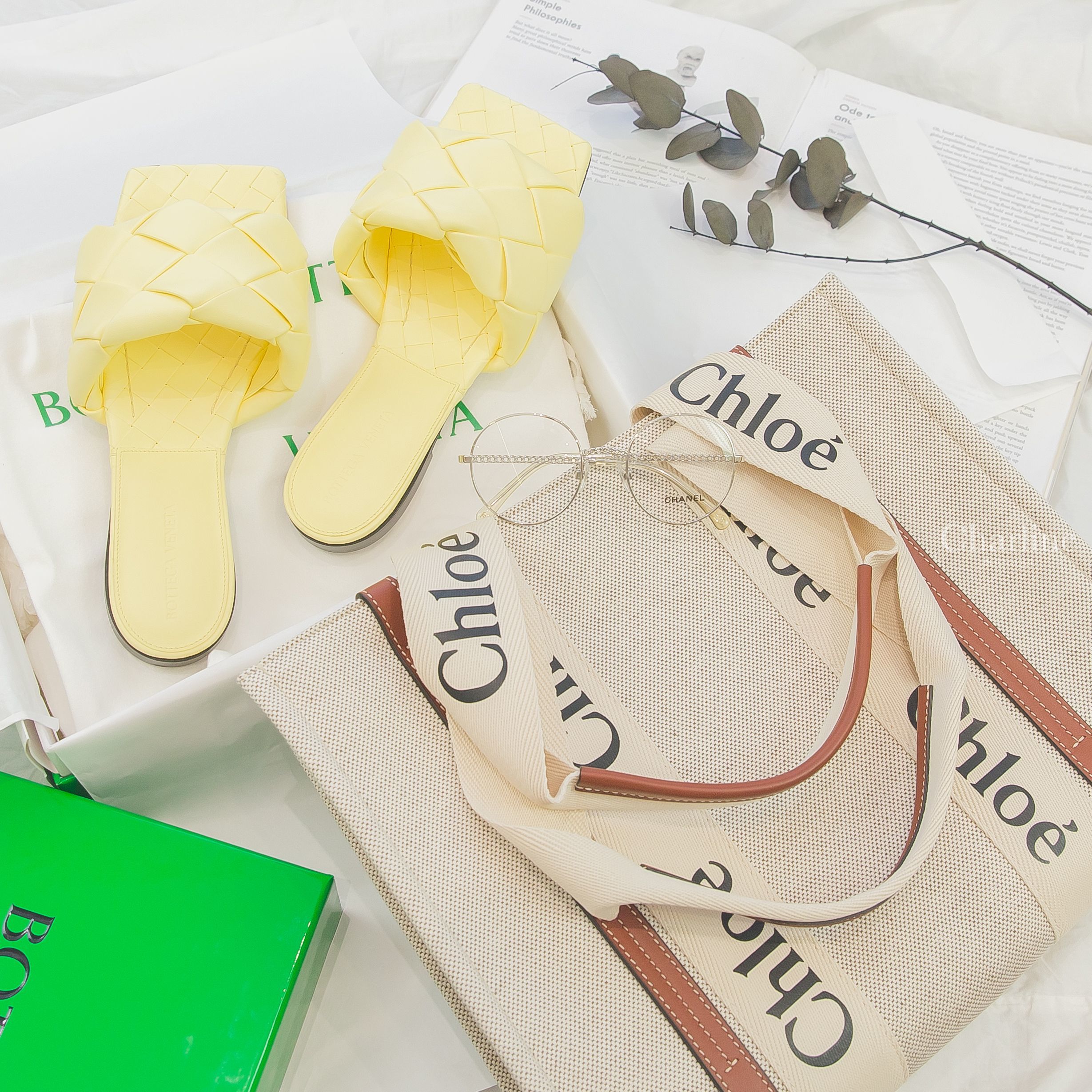 Bottega Veneta Lido 檸檬黃方格小羊皮平底拖鞋,Chanel Eyeglasses 銀色圓框鍊帶淡金鏡腳平光眼鏡,Chloe Tote 米白色帆布拼棕色皮革黑Logo中型提把托特包-Charline Boutique 精品代購