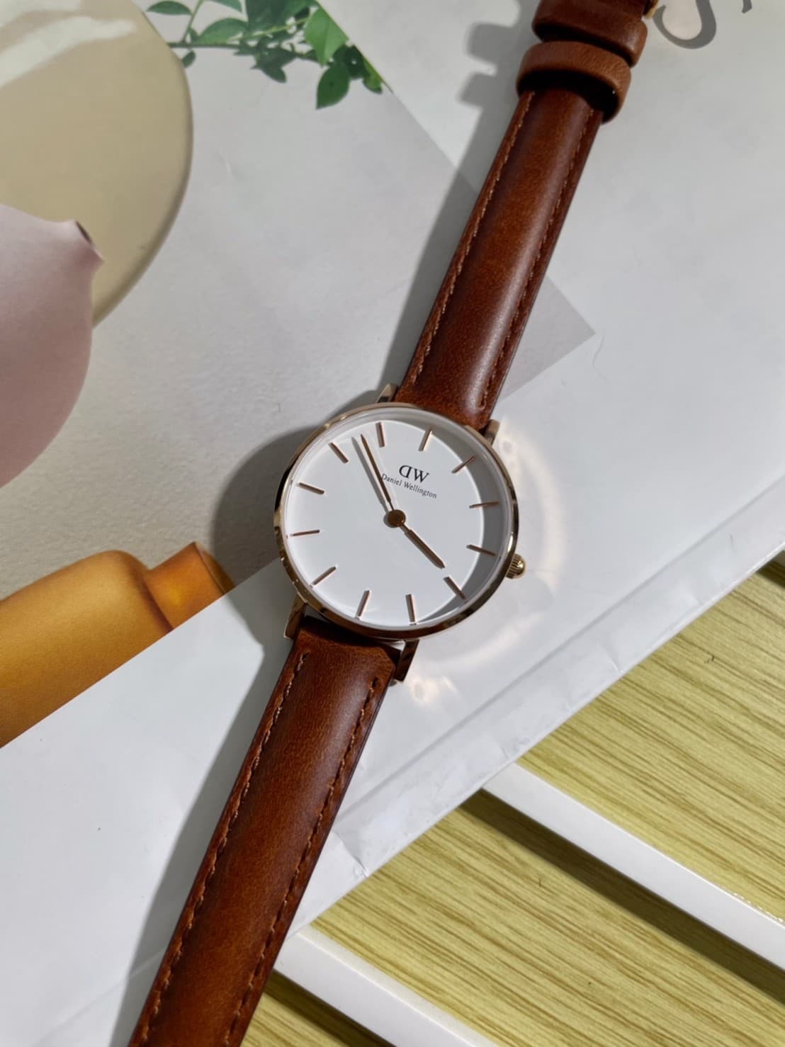 【DW Daniel Wellington】白面玫瑰金框焦糖咖皮錶帶 DW00100175 32mm / DW00100231 28mm 現代鐘錶