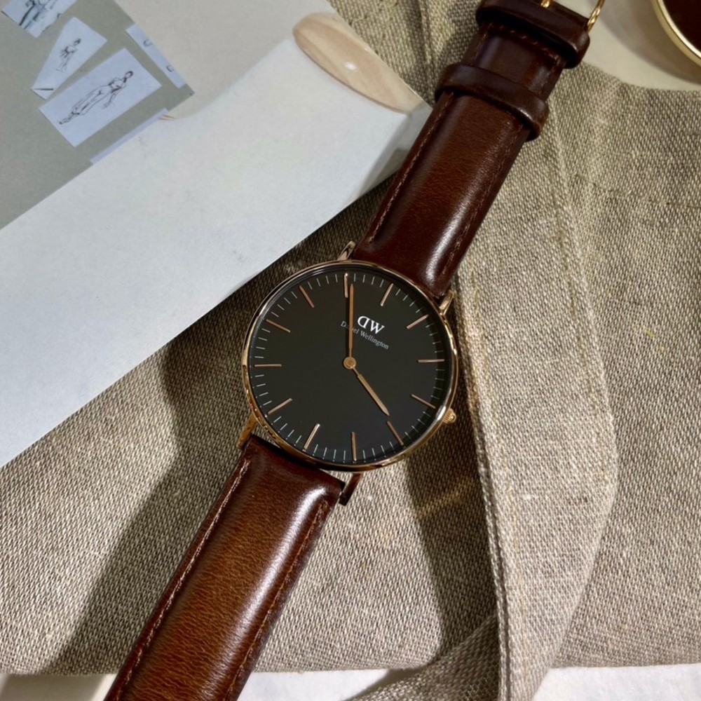【DW Daniel Wellington】經典玫瑰金框皮革款 DW00100137(深咖啡色皮帶) 36mm 現代鐘錶