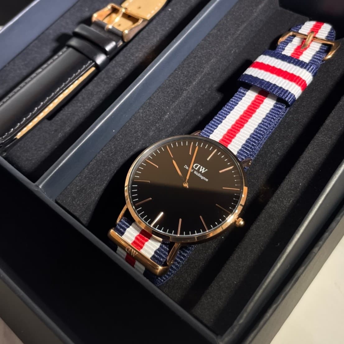 【DW Daniel Wellington】精美禮盒套組 DW00500006(綠藍帆布帶)/ DW00500127(藍白紅帆布帶) 40mm 現代鐘錶