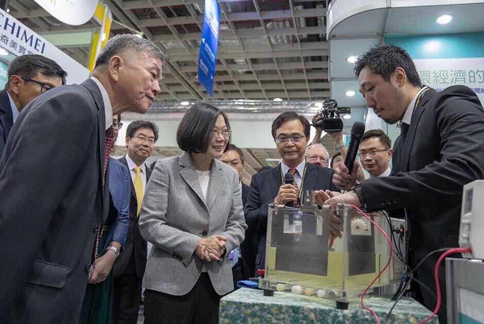 總統蔡英文於2018年參訪「台灣國際循環經濟展」時,看到優勝奈米的示範驚訝地說:「好神奇的水!」