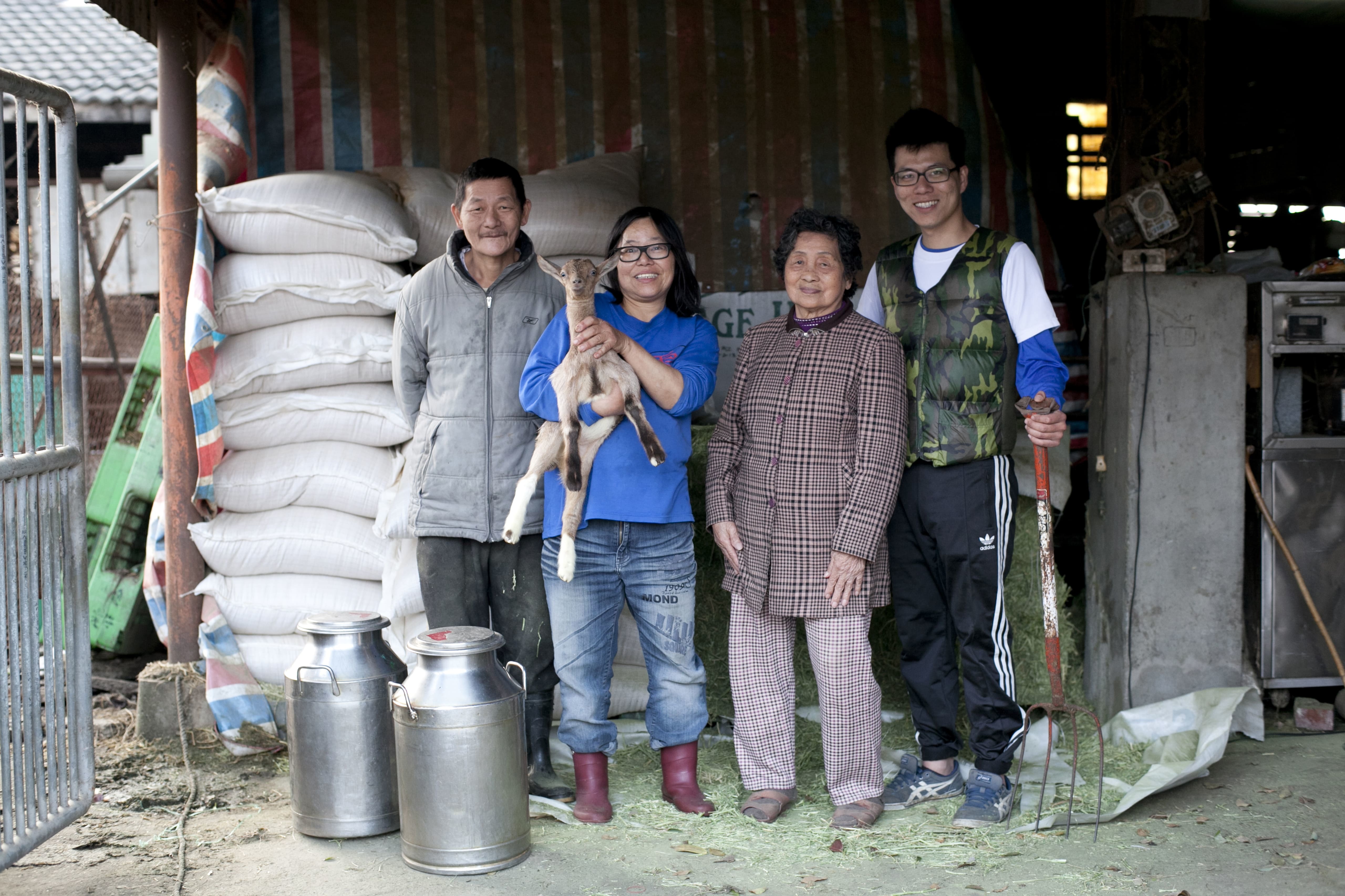 1982 年，剛結婚的楊爸爸、楊媽媽選擇在彰化定居，兩人攜手養育一群羊兒，胼手胝足創建了祥豪牧場。