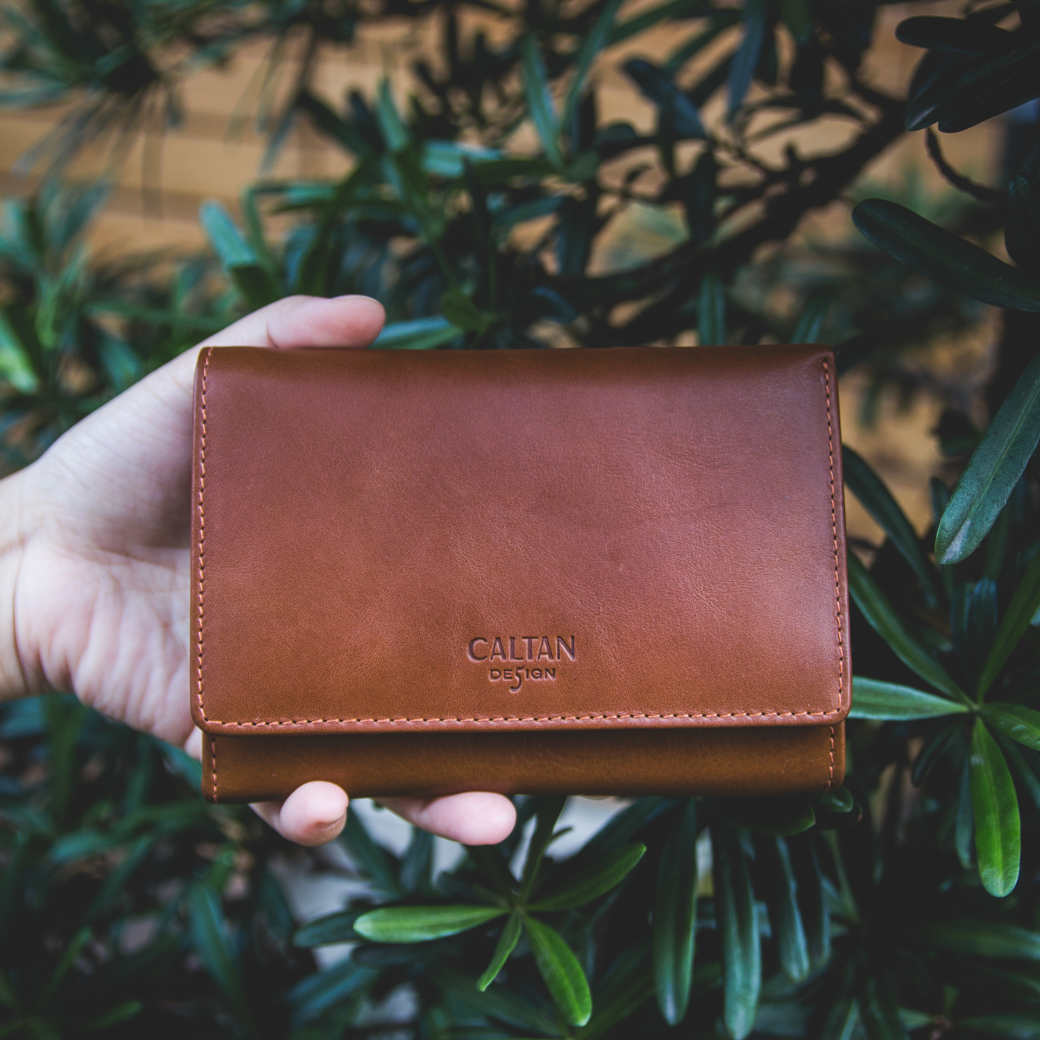 手中拿著咖啡色中夾