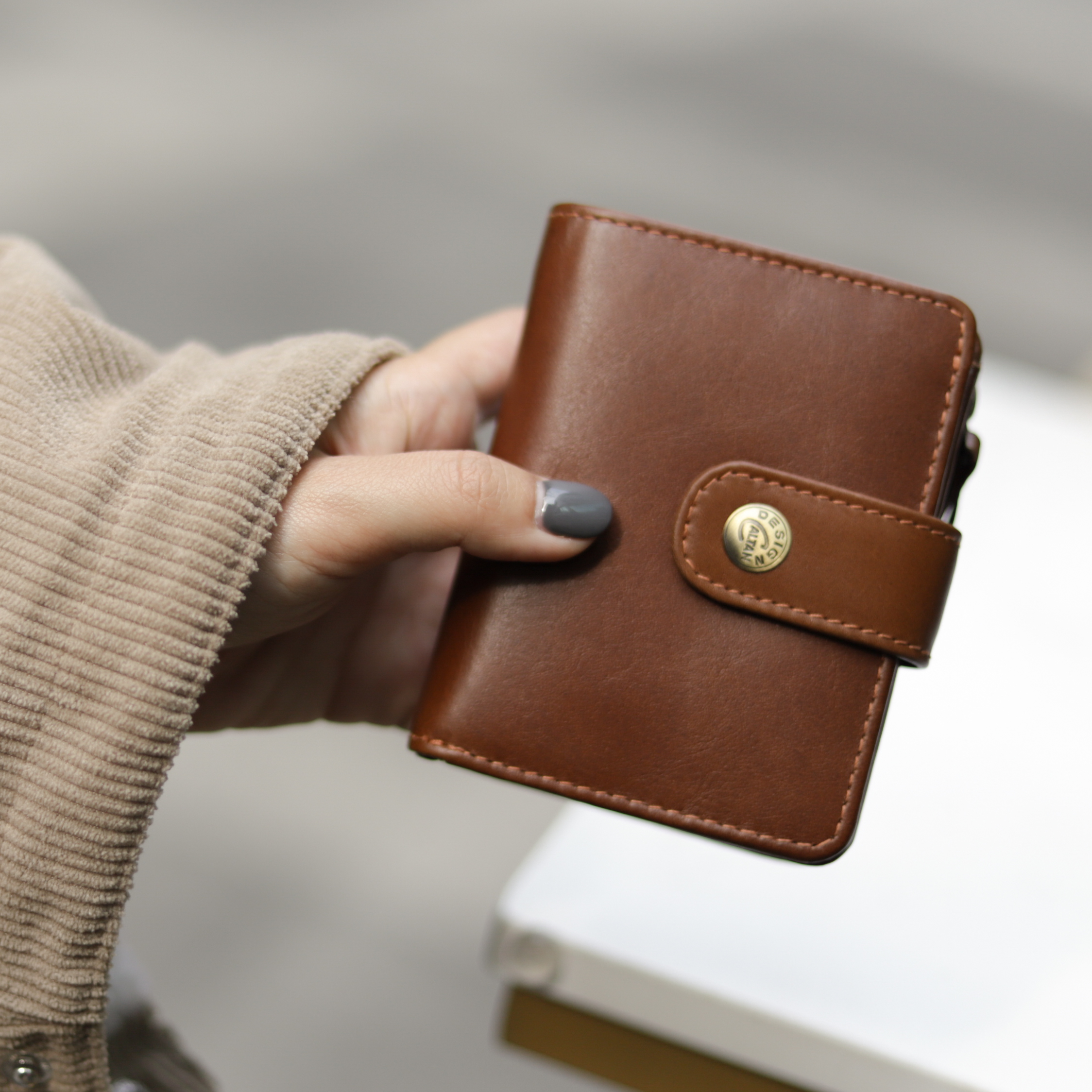 手上拿著caltan真皮中夾074349